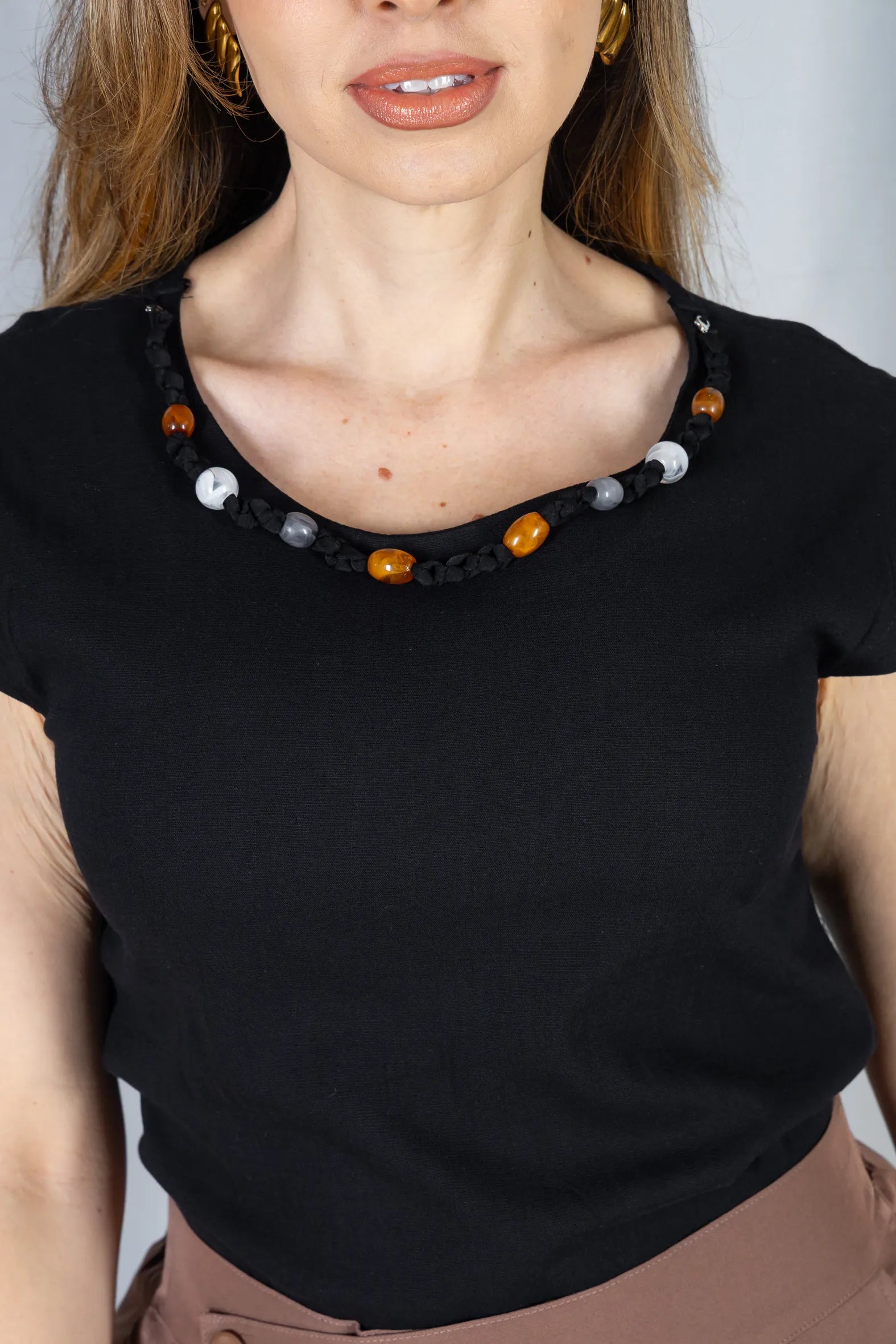 Blusa Manga Curta Visco Linen Detalhe Entrelaçado no Colo com Pedraria Iveth Preta