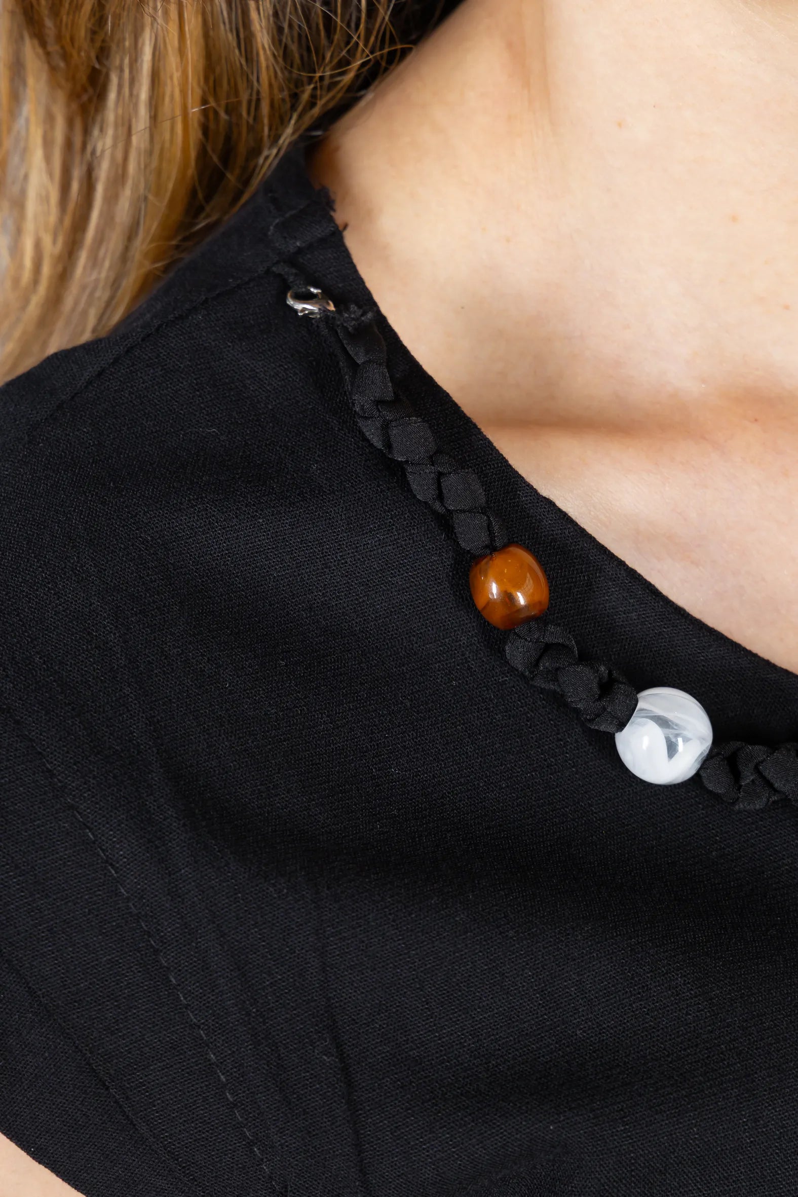 Blusa Manga Curta Visco Linen Detalhe Entrelaçado no Colo com Pedraria Iveth Preta