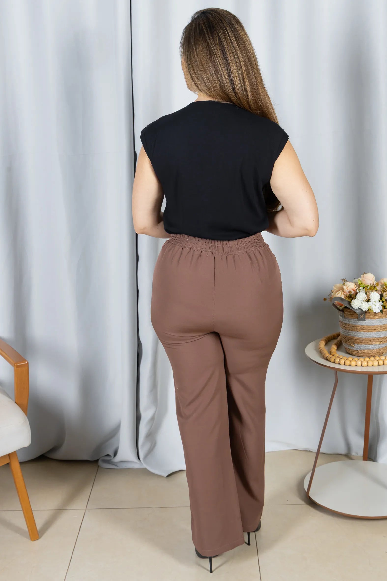 Blusa Manga Curta Visco Linen Detalhe Entrelaçado no Colo com Pedraria Iveth Preta