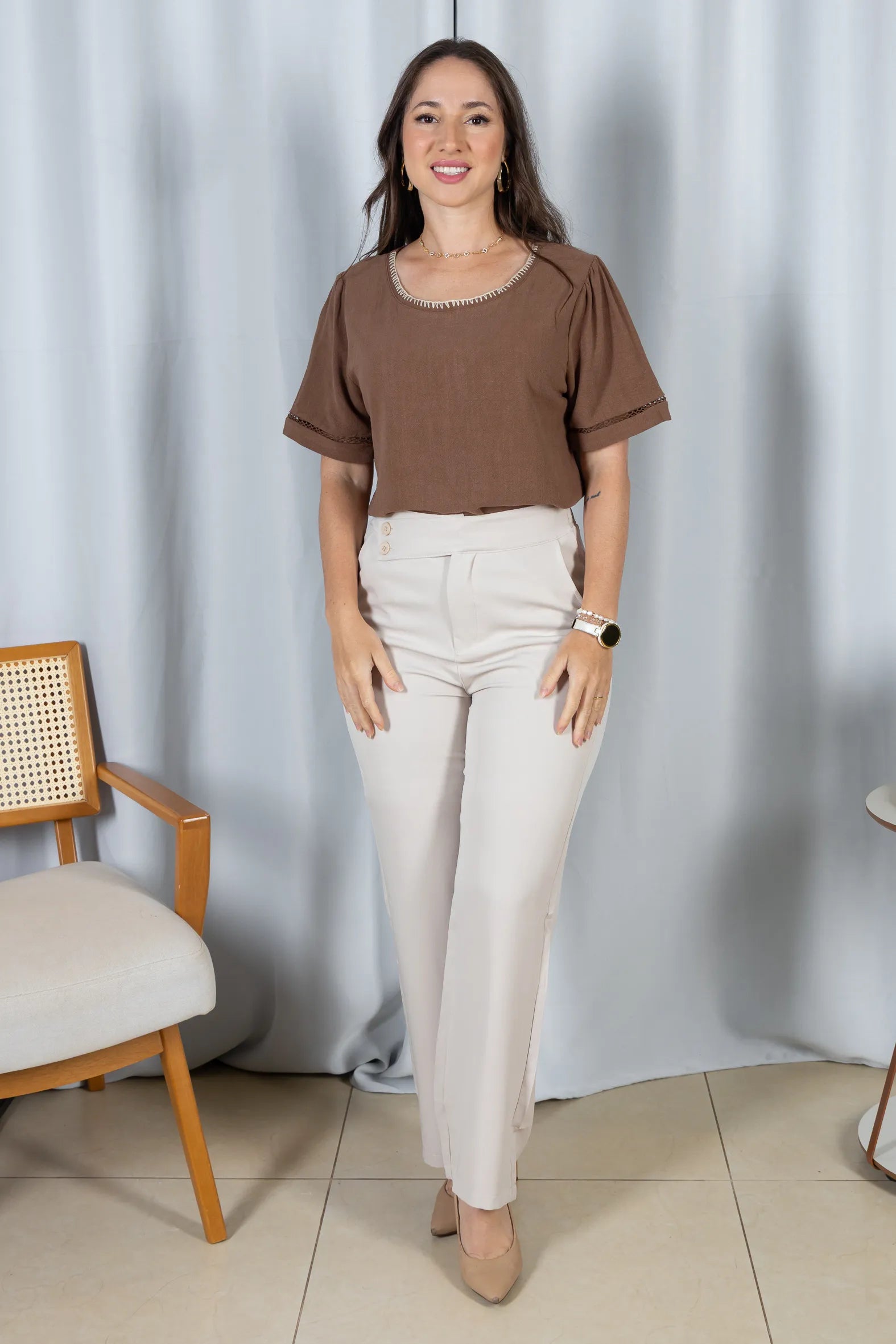 Blusa Manga Curta em Visco-Linho com Entremeio Bordado Viviane Marrom