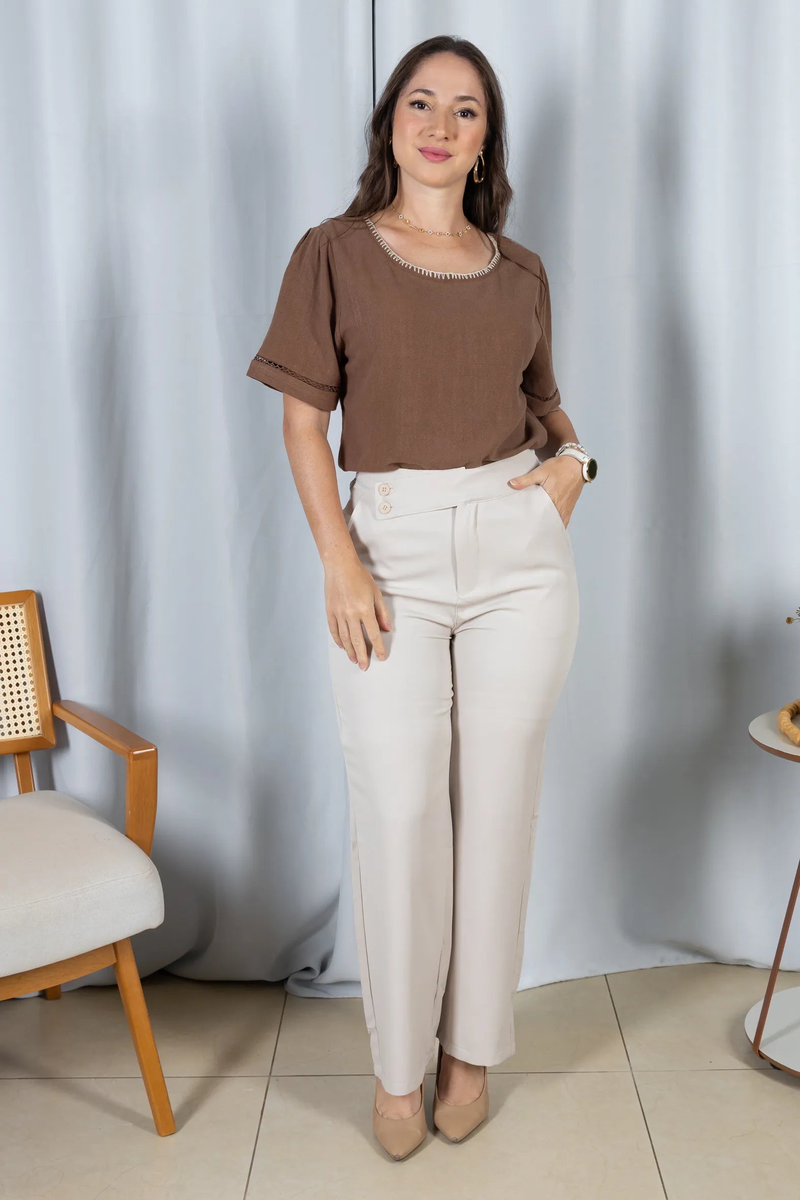 Blusa Manga Curta em Visco-Linho com Entremeio Bordado Viviane Marrom