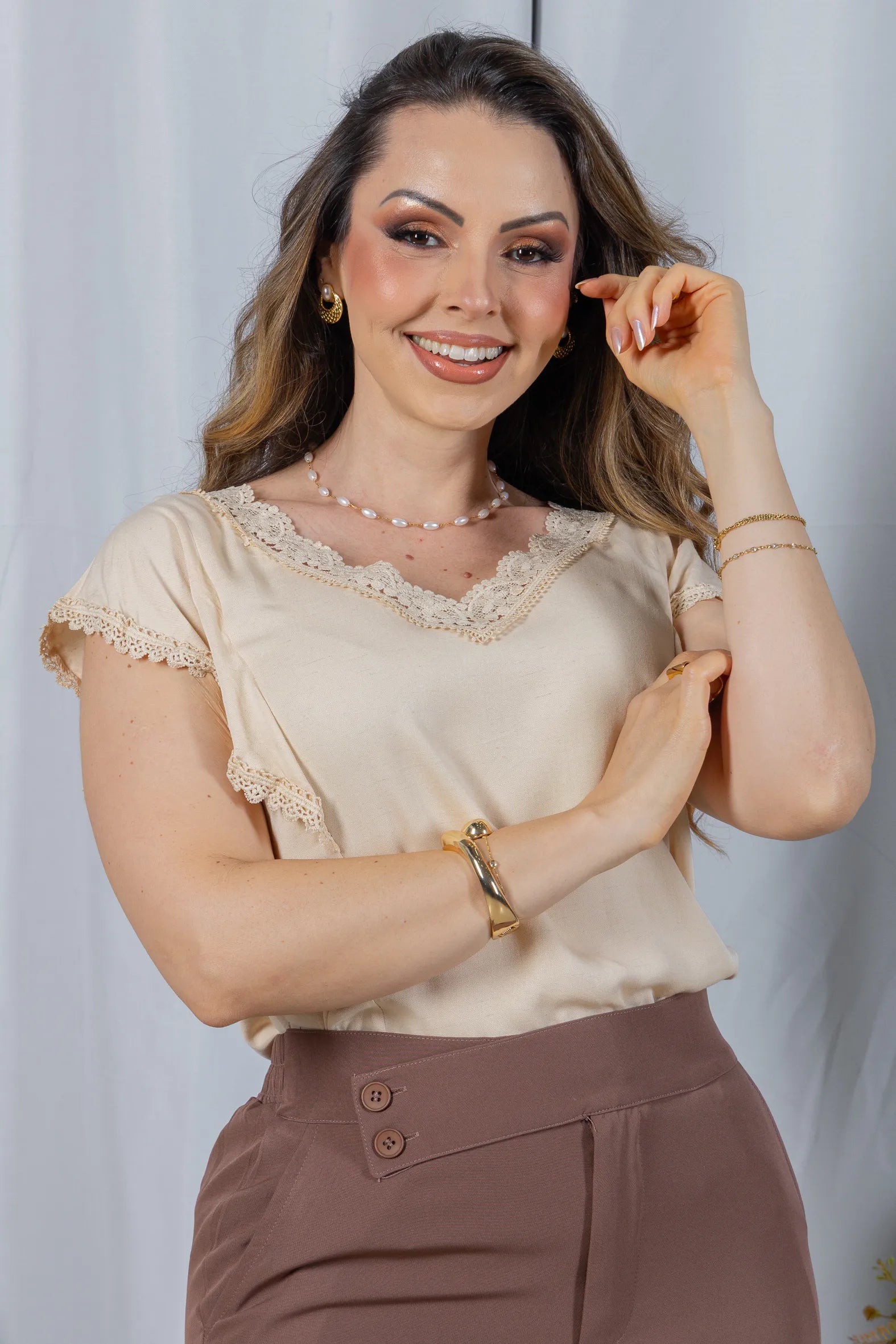 Blusa Manga Curta em Visco-Linho Decote em "V" com Detalhes em Renda Rute Creme