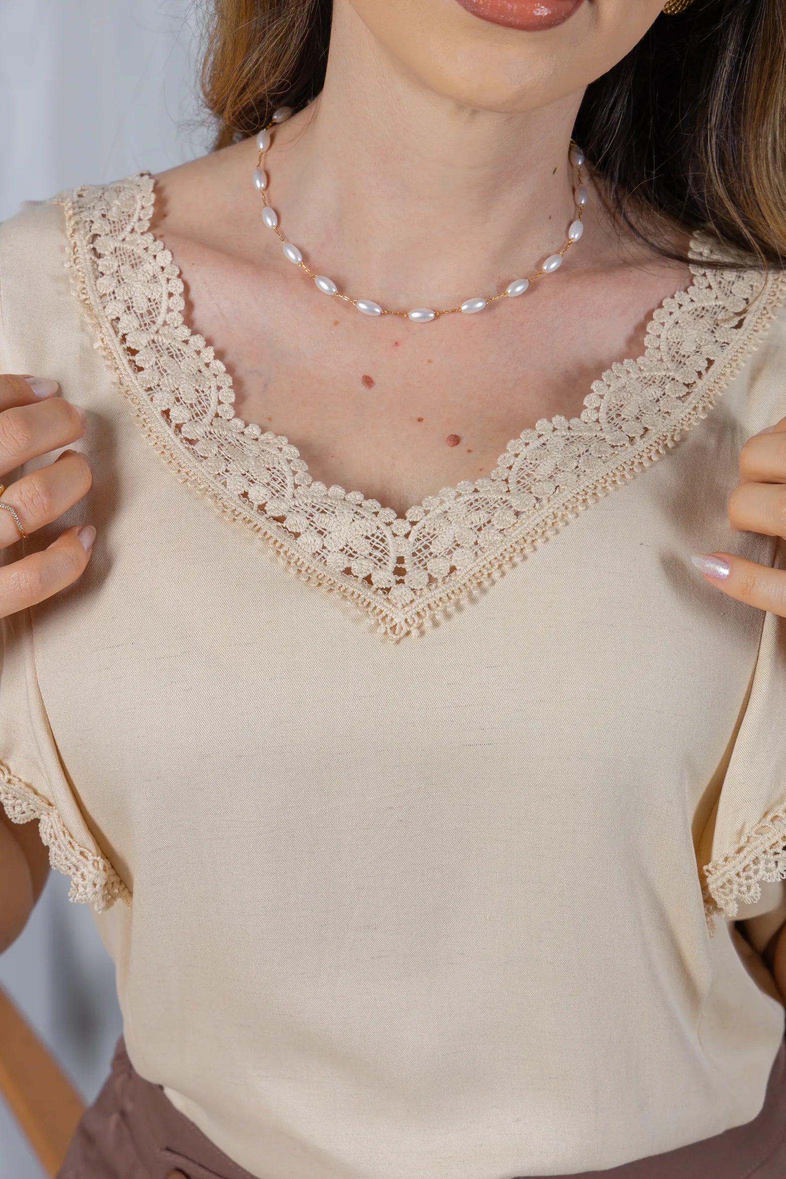 Blusa Manga Curta em Visco-Linho Decote em "V" com Detalhes em Renda Rute Creme