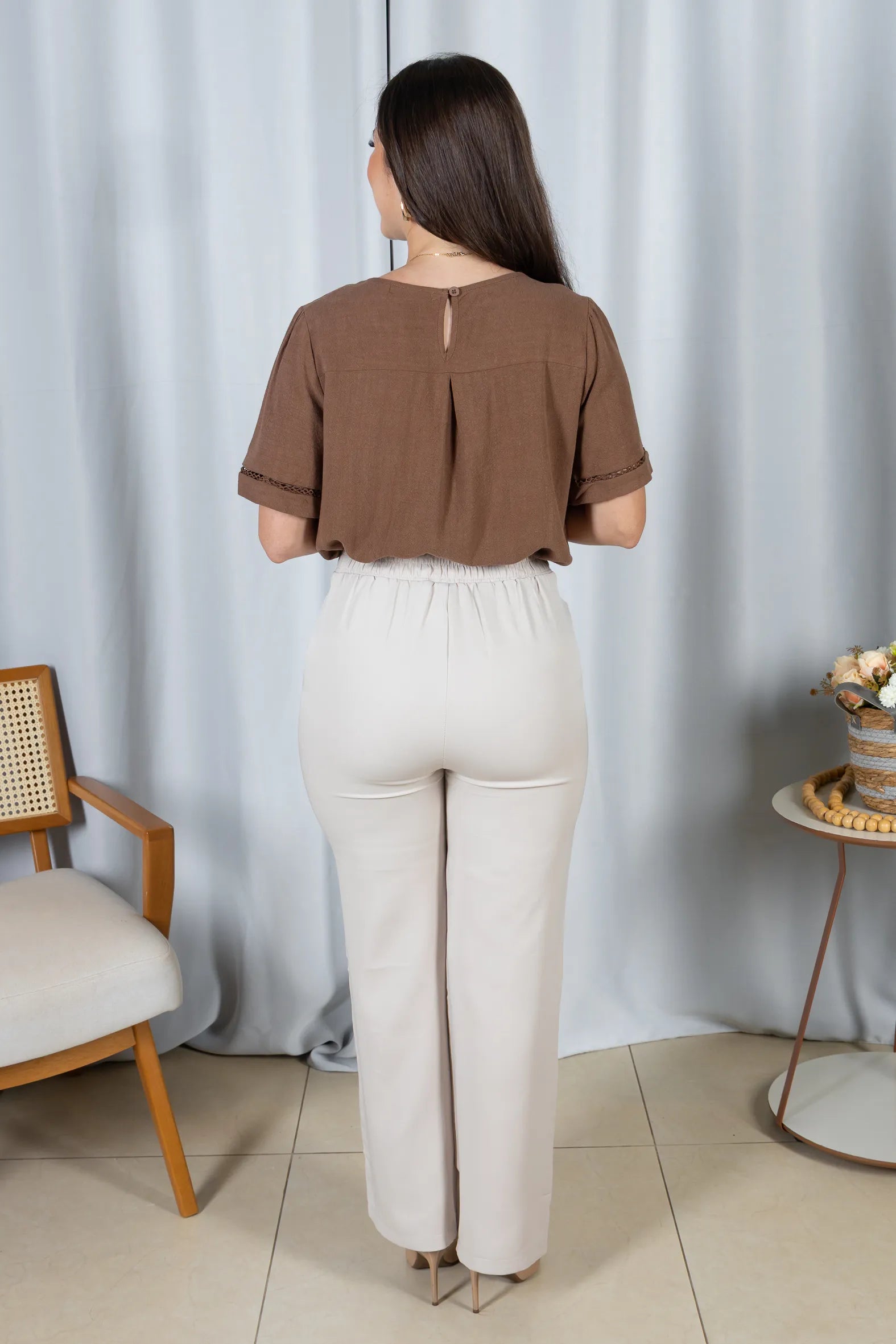 Blusa Manga Curta em Visco-Linho com Entremeio Bordado Viviane Marrom