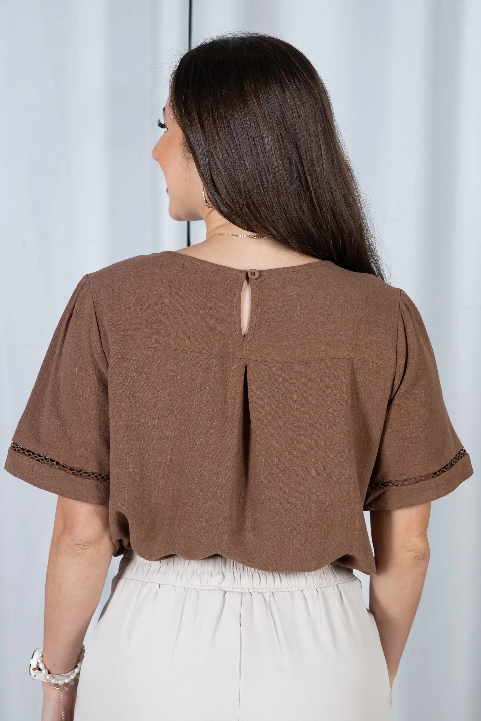 Blusa Manga Curta em Visco-Linho com Entremeio Bordado Viviane Marrom