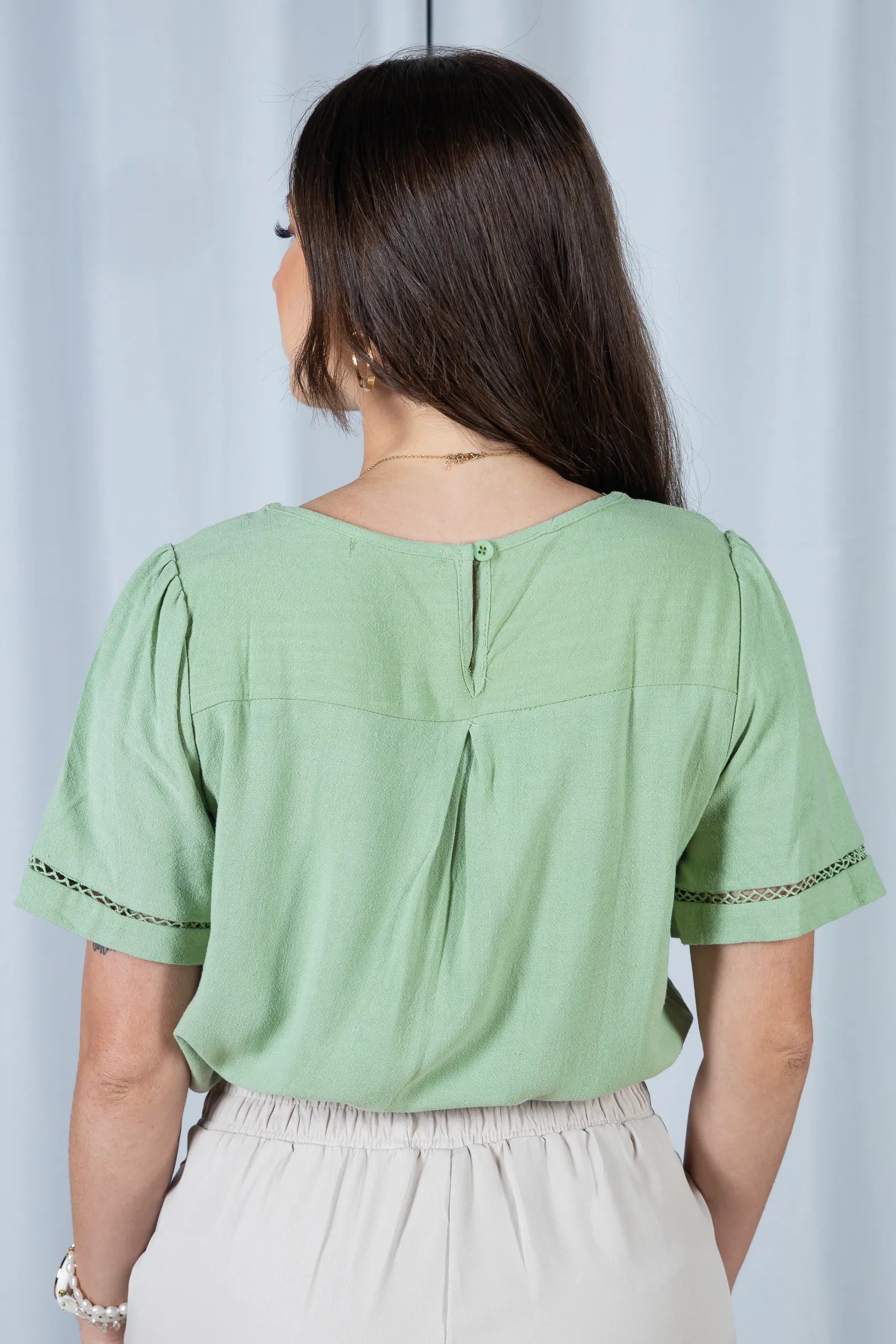 Blusa Manga Curta em Visco-Linho com Entremeio Bordado Viviane Verde
