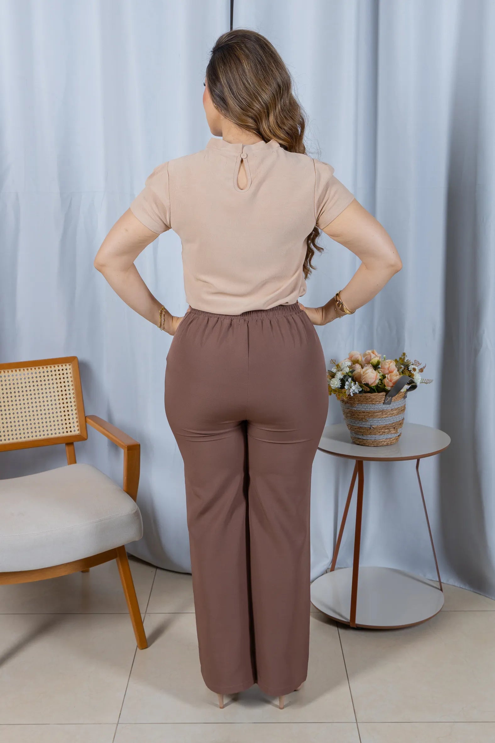 Blusa Manga Curta em Crepe Classic com Meia Gola e Pregas Dalila Bege