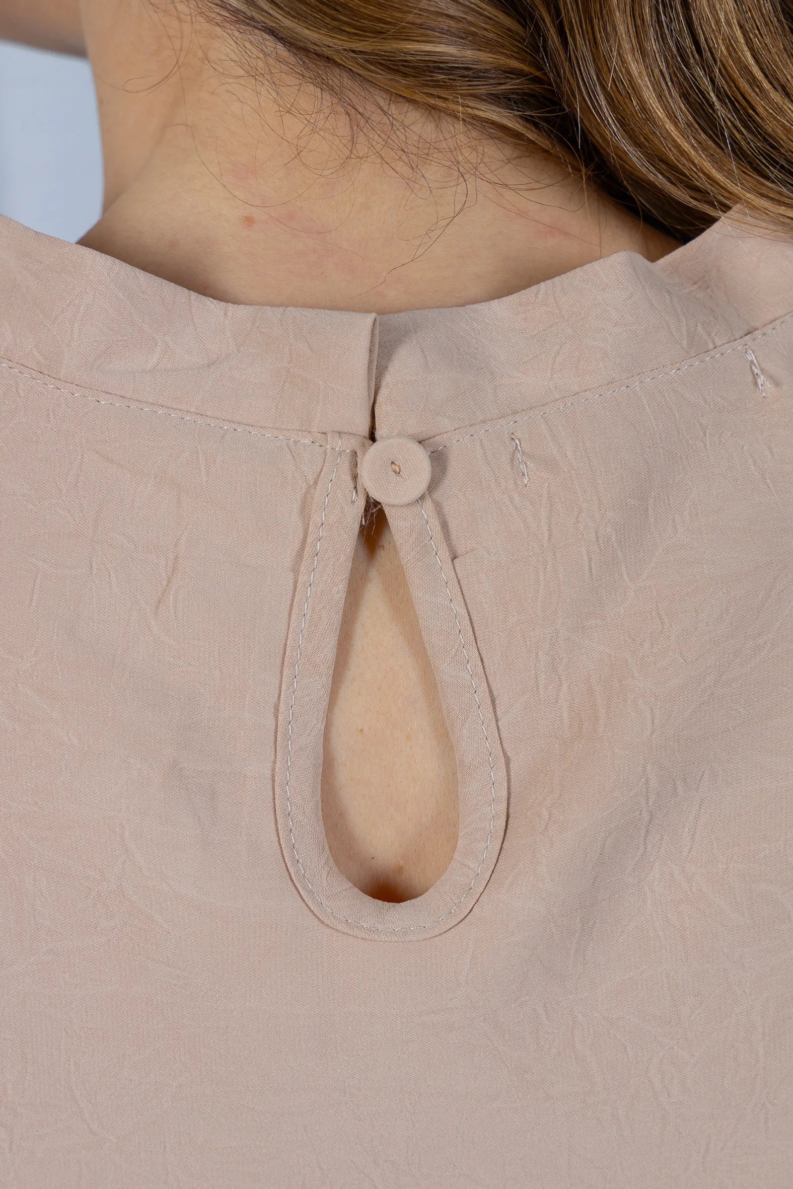 Blusa Manga Curta em Crepe Classic com Meia Gola e Pregas Dalila Bege