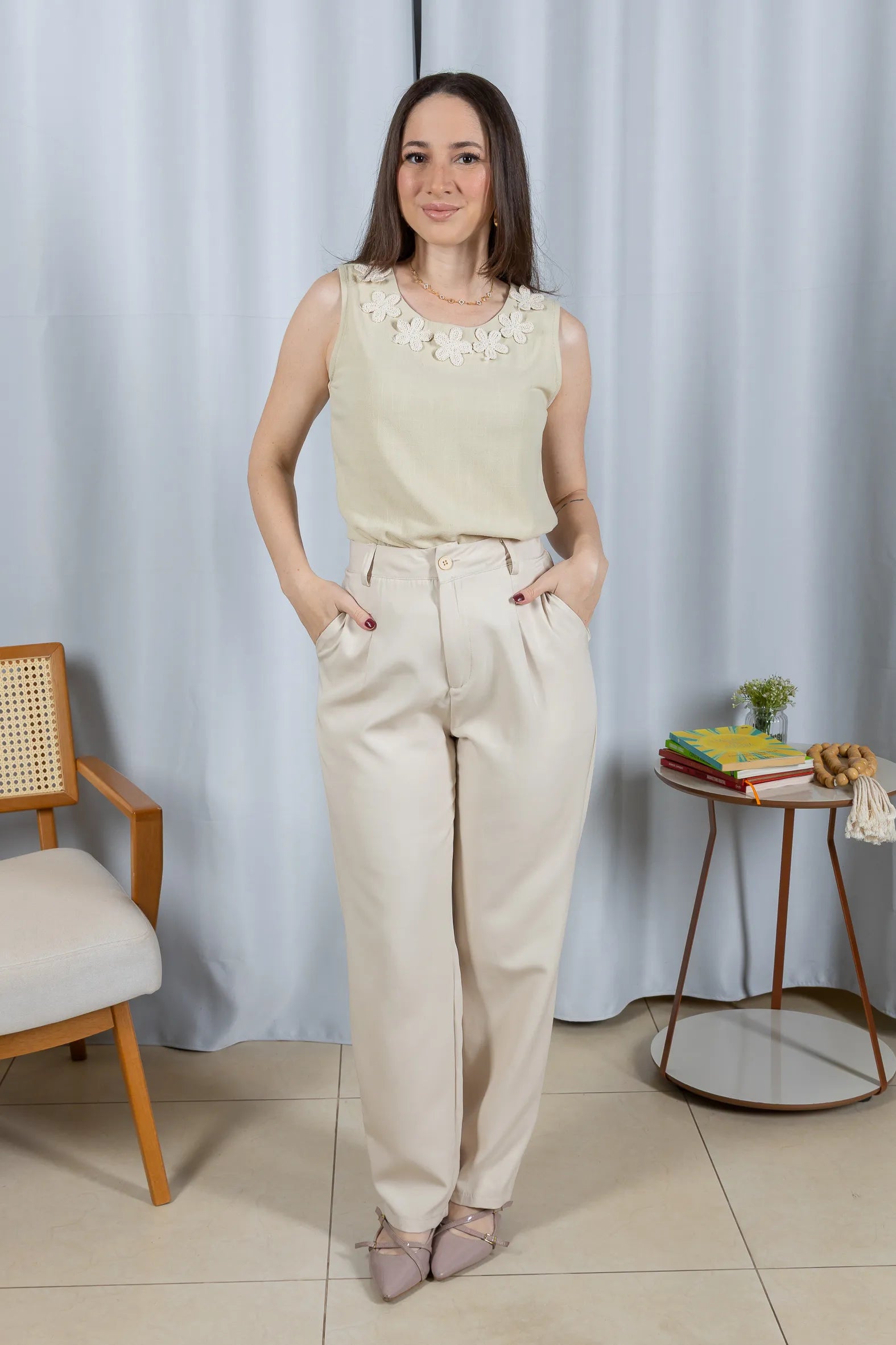 Conjunto: Regata Detalhe Flores Colo Visco Linho Giovana Verde Claro + Calça Corte Reto Alfaiataria Detalhe Bolso Adriana Esteves Creme