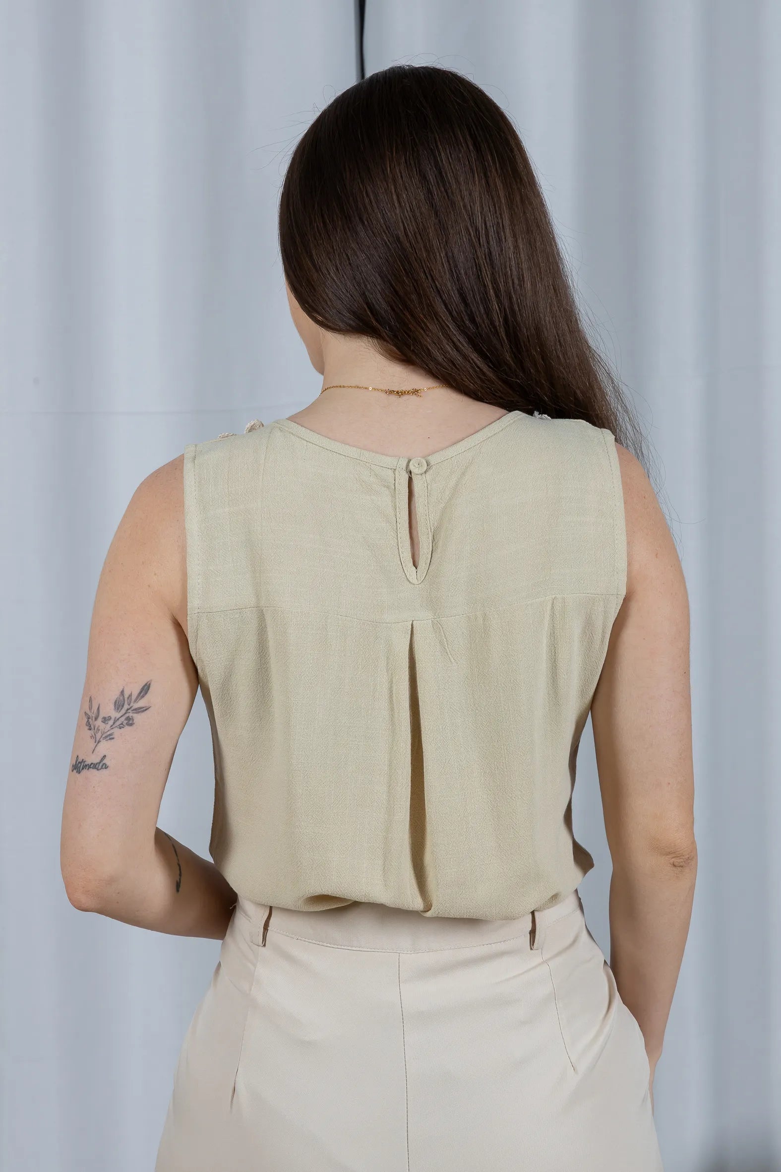 Regata Detalhe Flores Colo Visco Linho Giovana Verde Claro