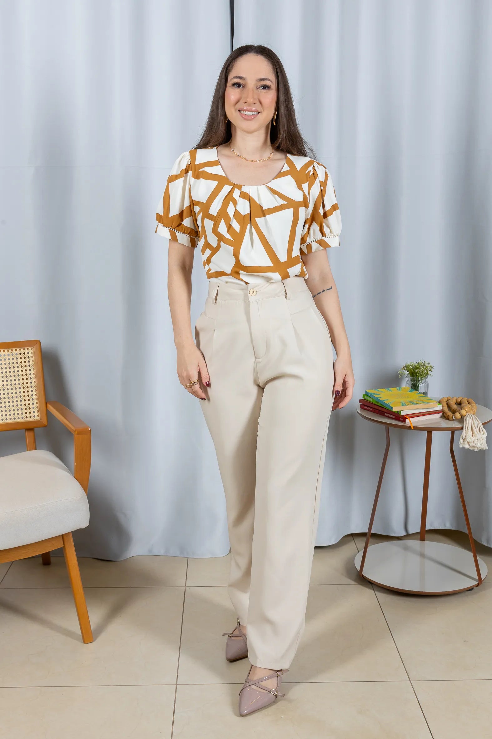 Blusa Manga Curta Detalhe Pregas Colo Crepe Classic Renata Marrom