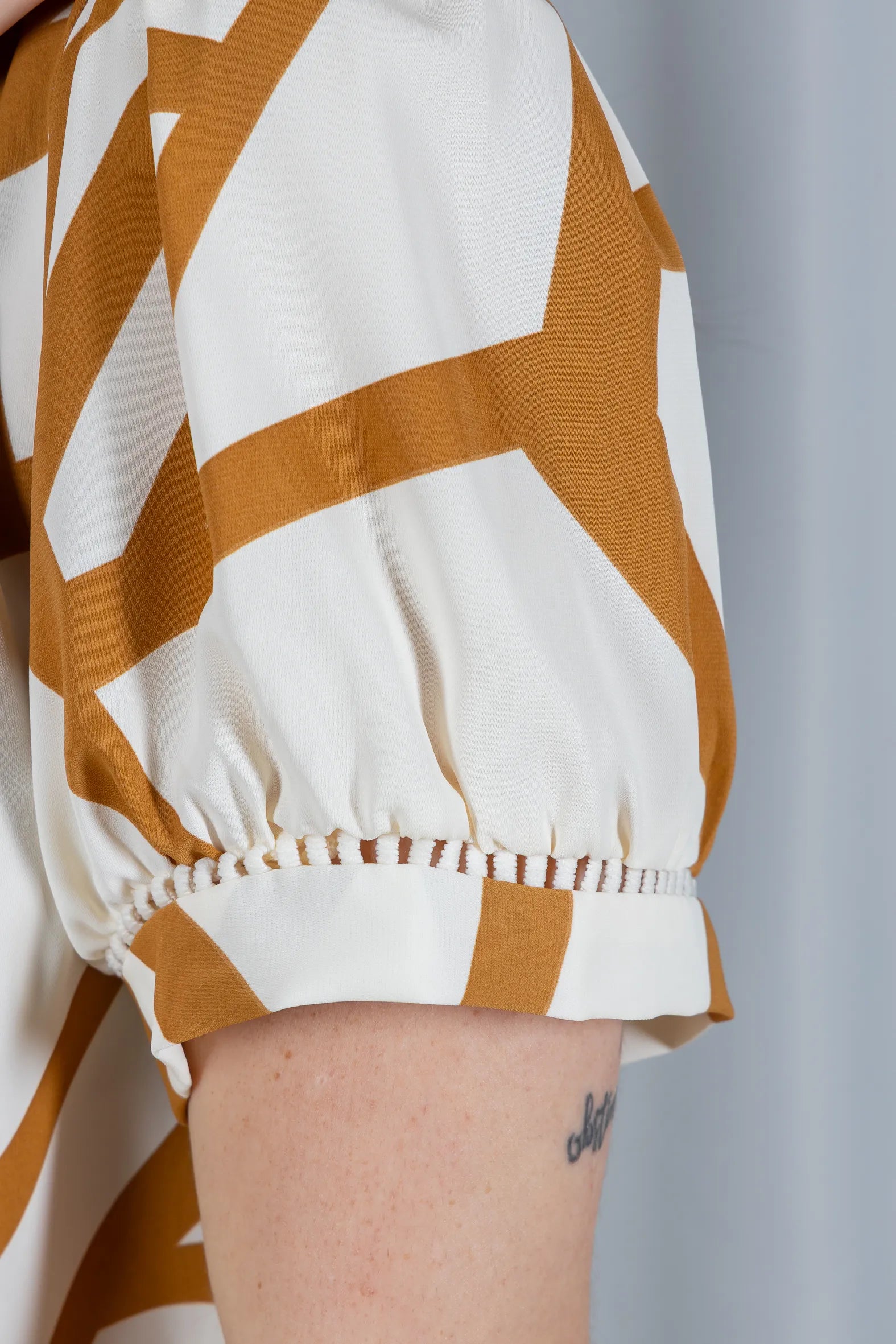 Blusa Manga Curta Detalhe Pregas Colo Crepe Classic Renata Marrom