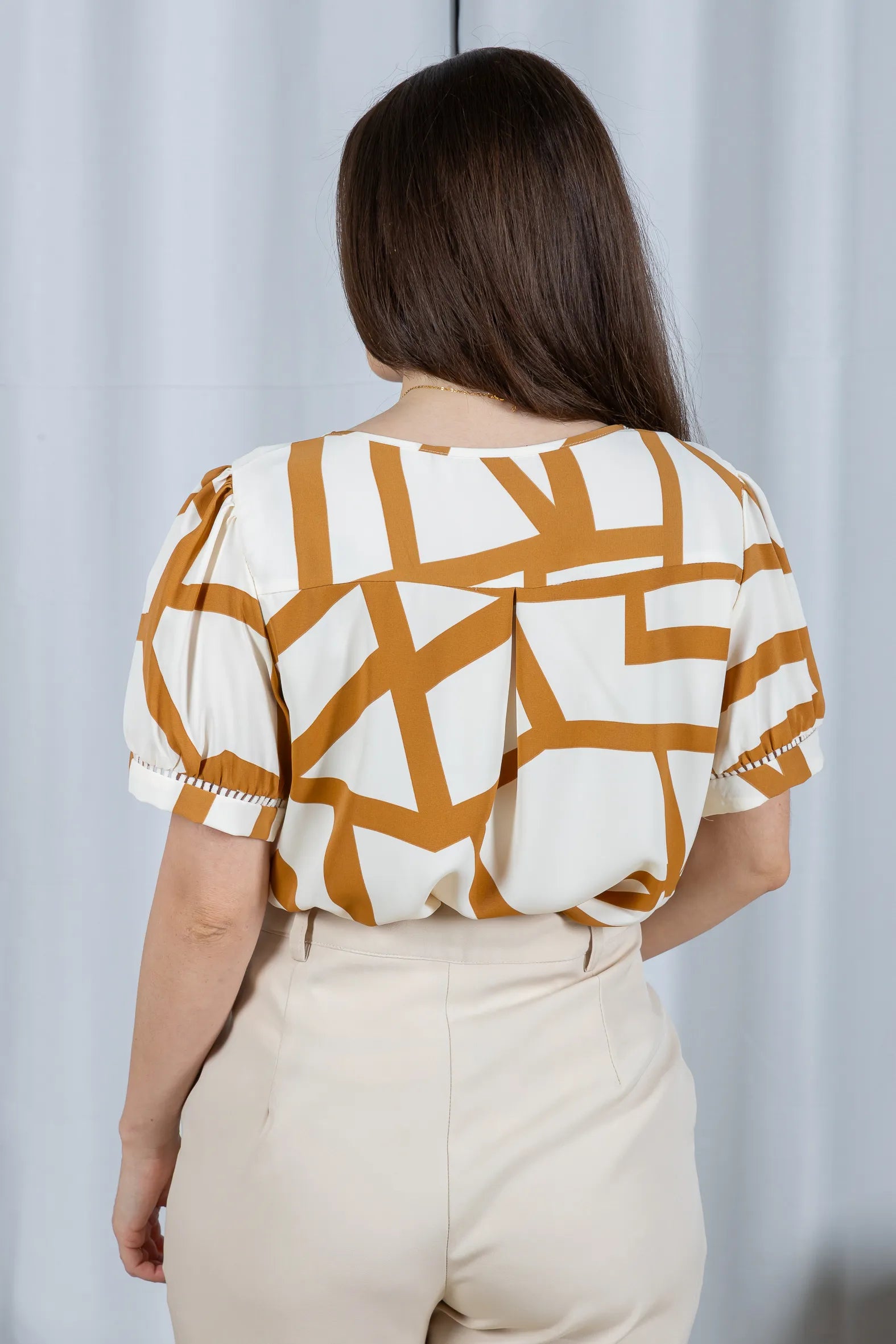 Blusa Manga Curta Detalhe Pregas Colo Crepe Classic Renata Marrom