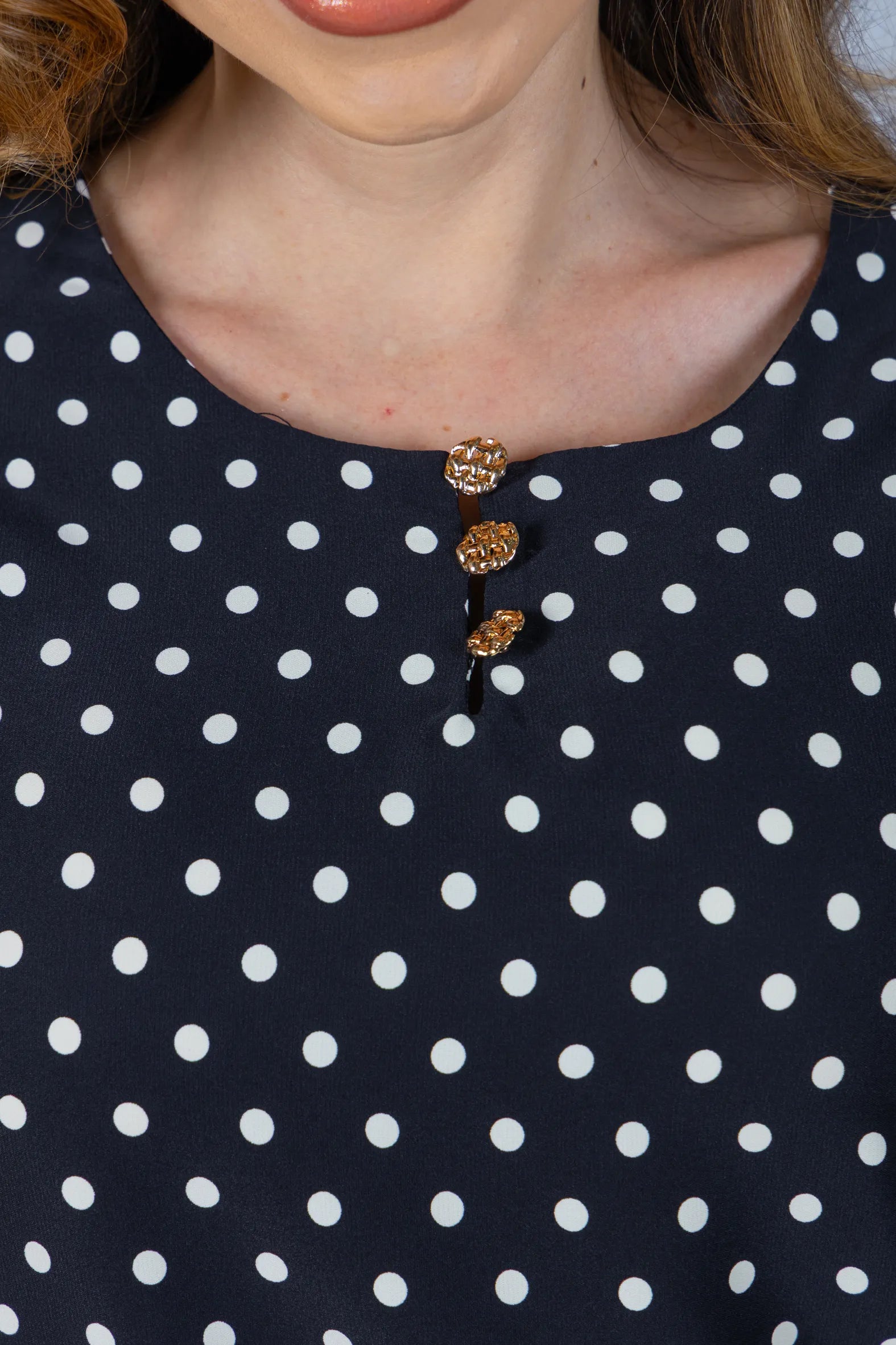 Blusa Manga Curta em Crepe Classic com Botões e Estampa Poá Tânia Preta