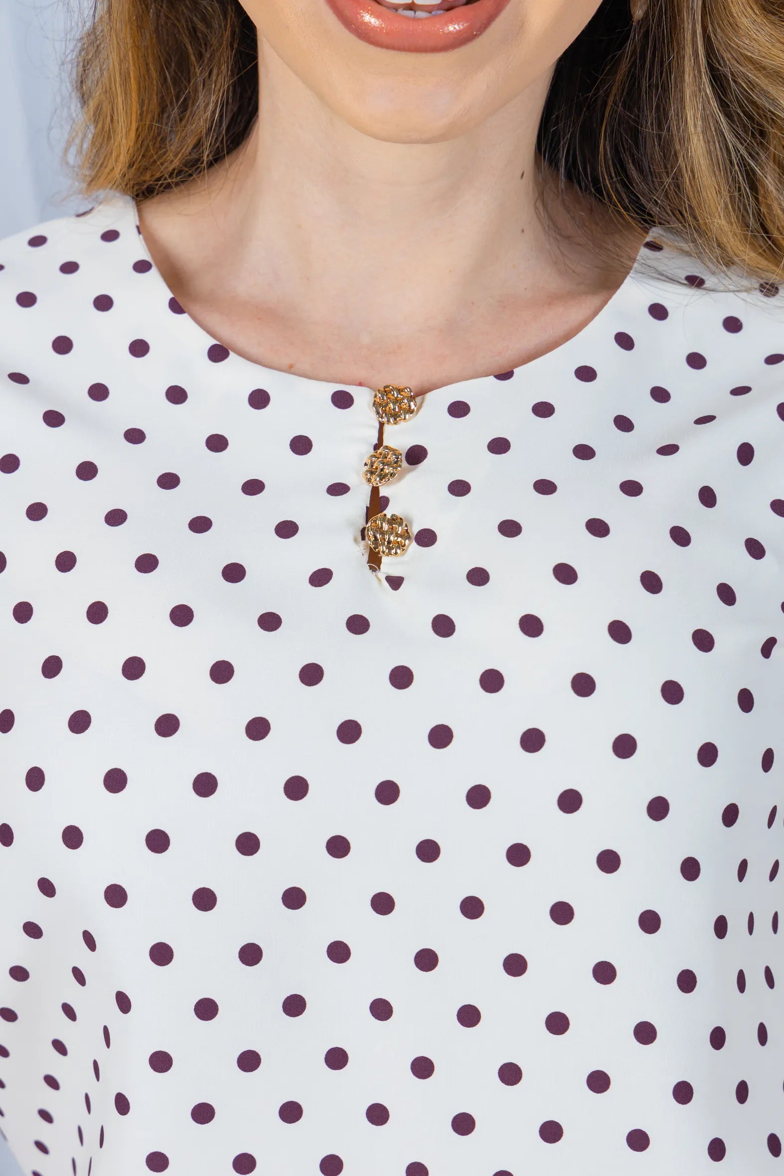 Blusa Manga Curta em Crepe Classic com Botões e Estampa Poá Tânia Creme