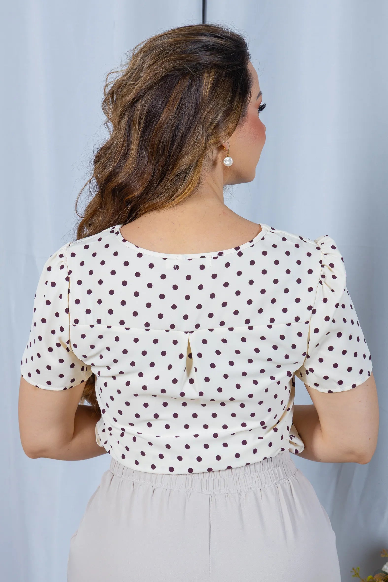 Blusa Manga Curta em Crepe Classic com Botões e Estampa Poá Tânia Creme