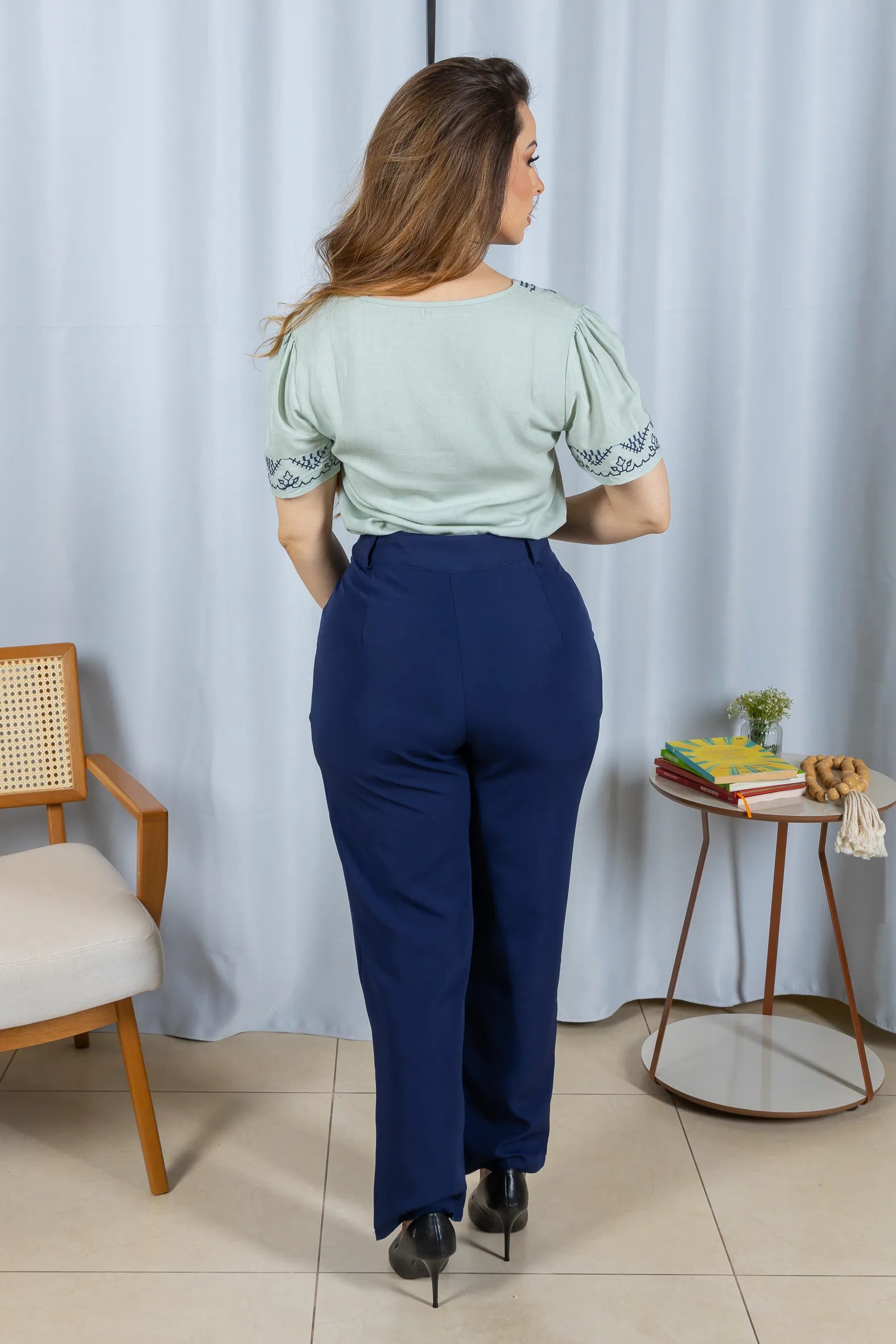 Blusa Manga Curta Detalhe Colo Bordado Visco Linho Jaqueline Verde