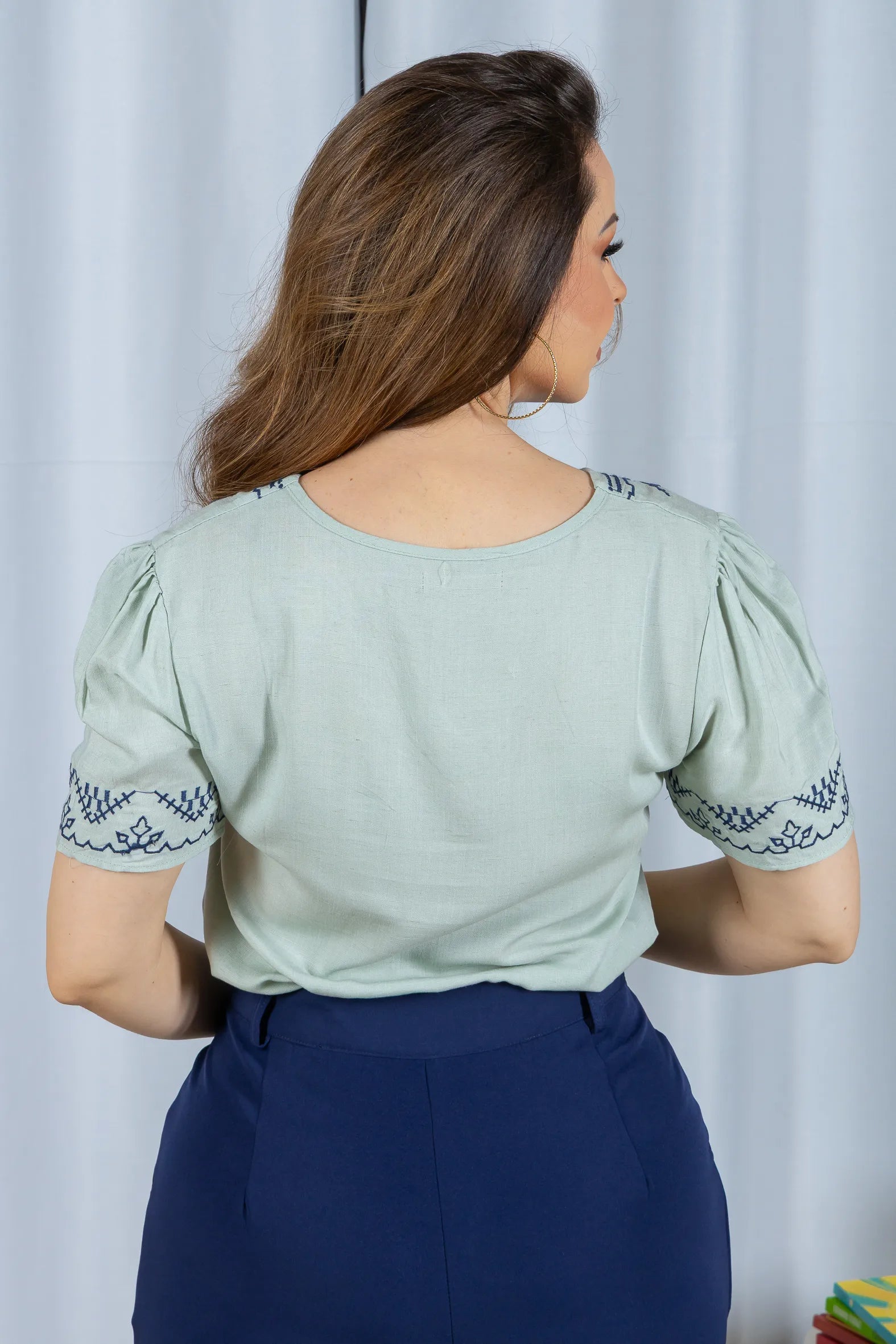 Blusa Manga Curta Detalhe Colo Bordado Visco Linho Jaqueline Verde