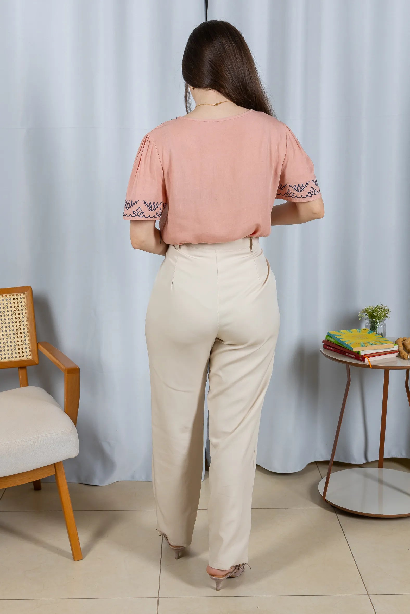 Blusa Manga Curta Detalhe Colo Bordado Visco Linho Jaqueline Rosa