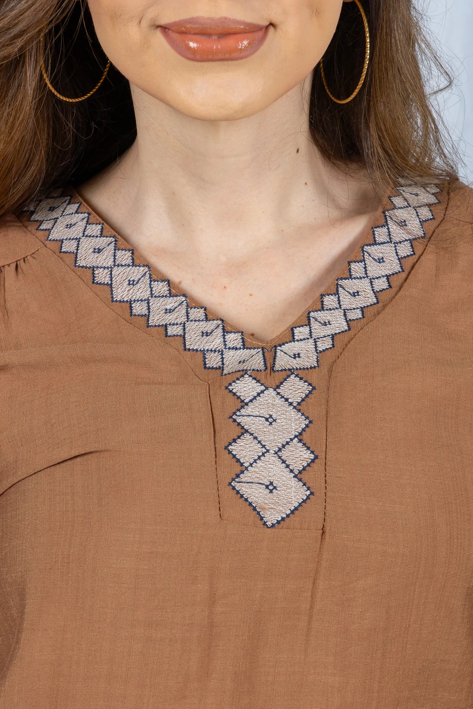 Blusa Manga Curta Detalhe Decote "V" Bordada Visco Brise Clarice Marrom