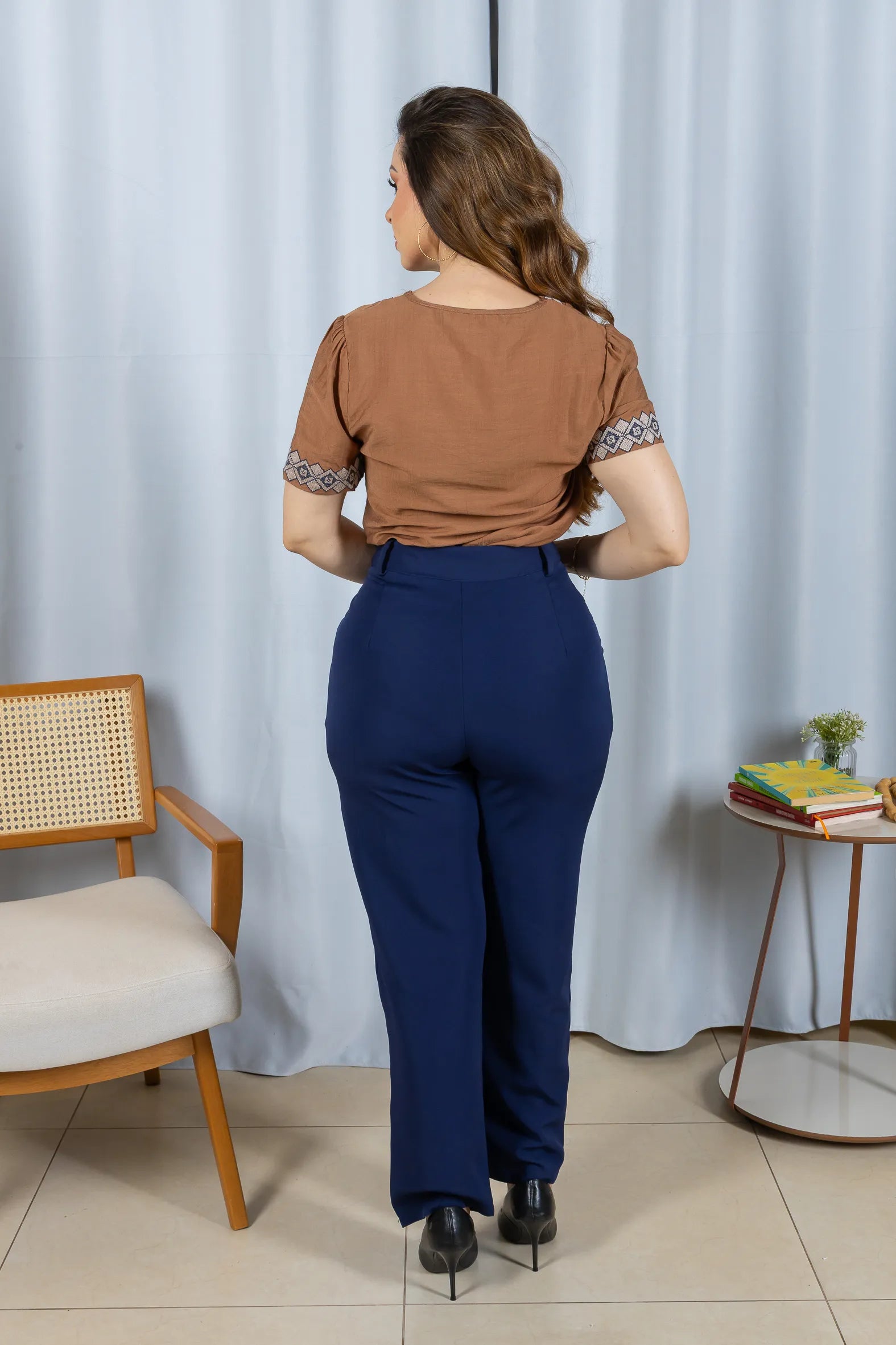 Conjunto: Blusa Manga Curta Detalhe Decote "V" Bordada Visco Brise Clarice Marrom+ Calça Corte Reto Alfaiataria Detalhe Bolso Adriana Esteves Azul Marinho
