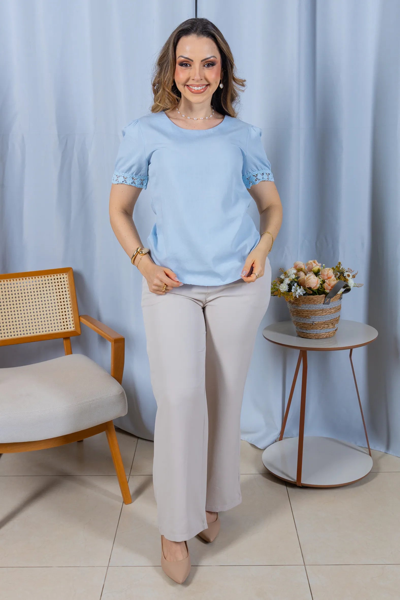 Blusa Manga Curta em Cotton Mix com Detalhe em Crochê Paula Azul