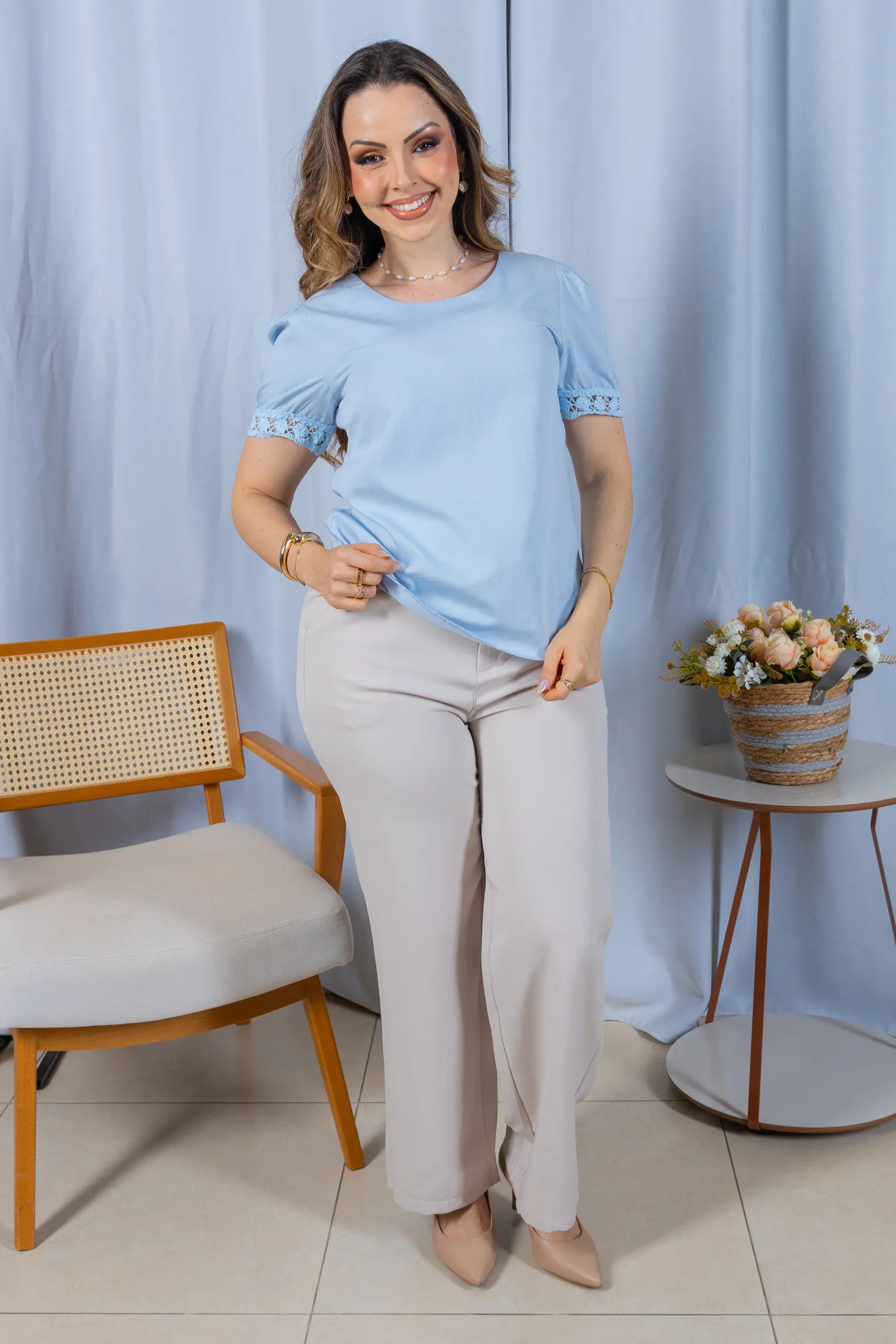 Blusa Manga Curta em Cotton Mix com Detalhe em Crochê Paula Azul