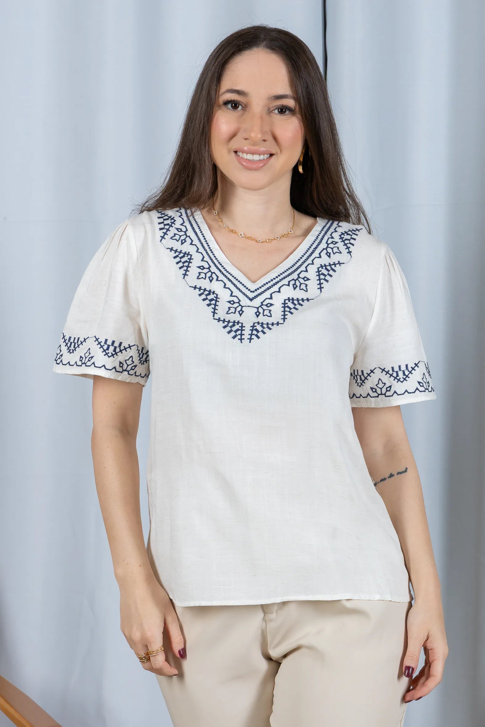 Blusa Manga Curta Detalhe Colo Bordado Visco Linho Jaqueline Branca