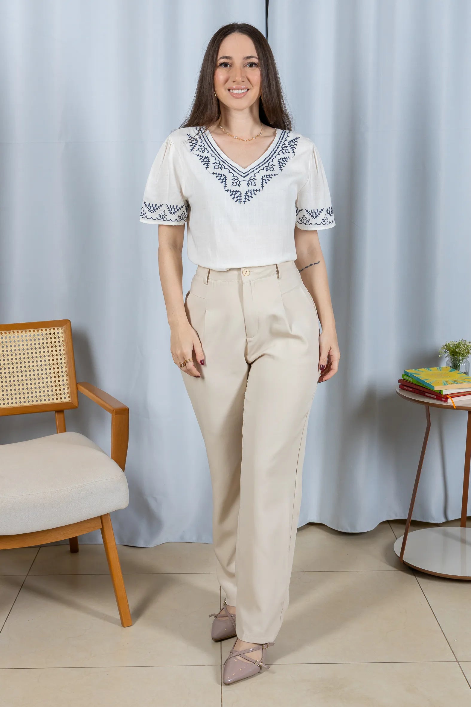 Blusa Manga Curta Detalhe Colo Bordado Visco Linho Jaqueline Branca