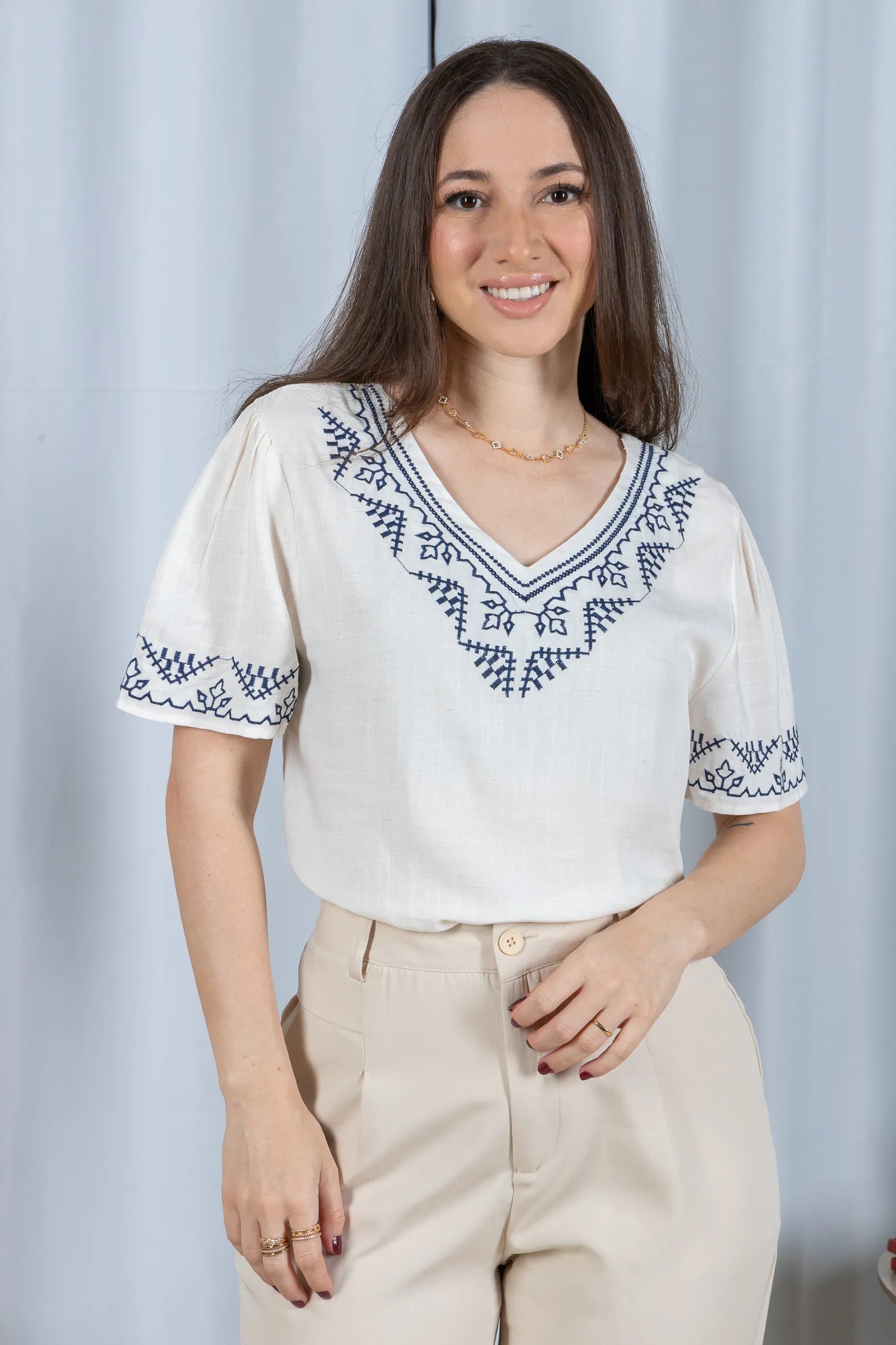 Blusa Manga Curta Detalhe Colo Bordado Visco Linho Jaqueline Branca