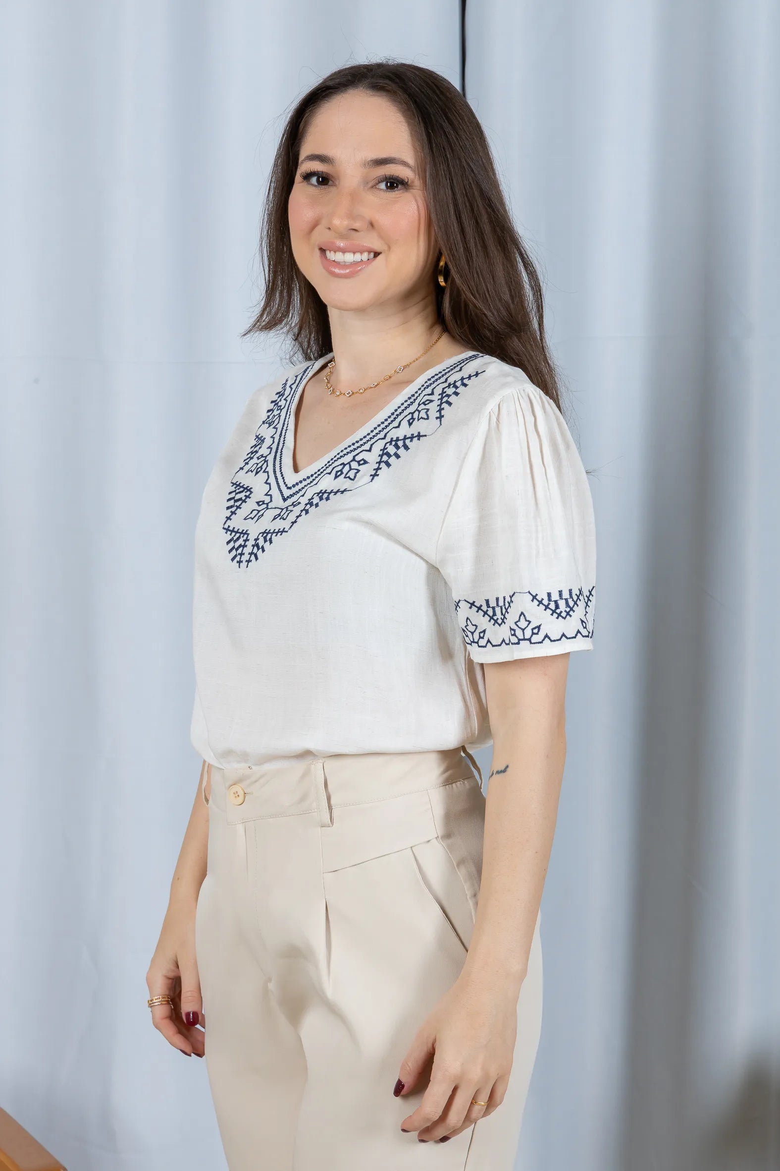 Blusa Manga Curta Detalhe Colo Bordado Visco Linho Jaqueline Branca