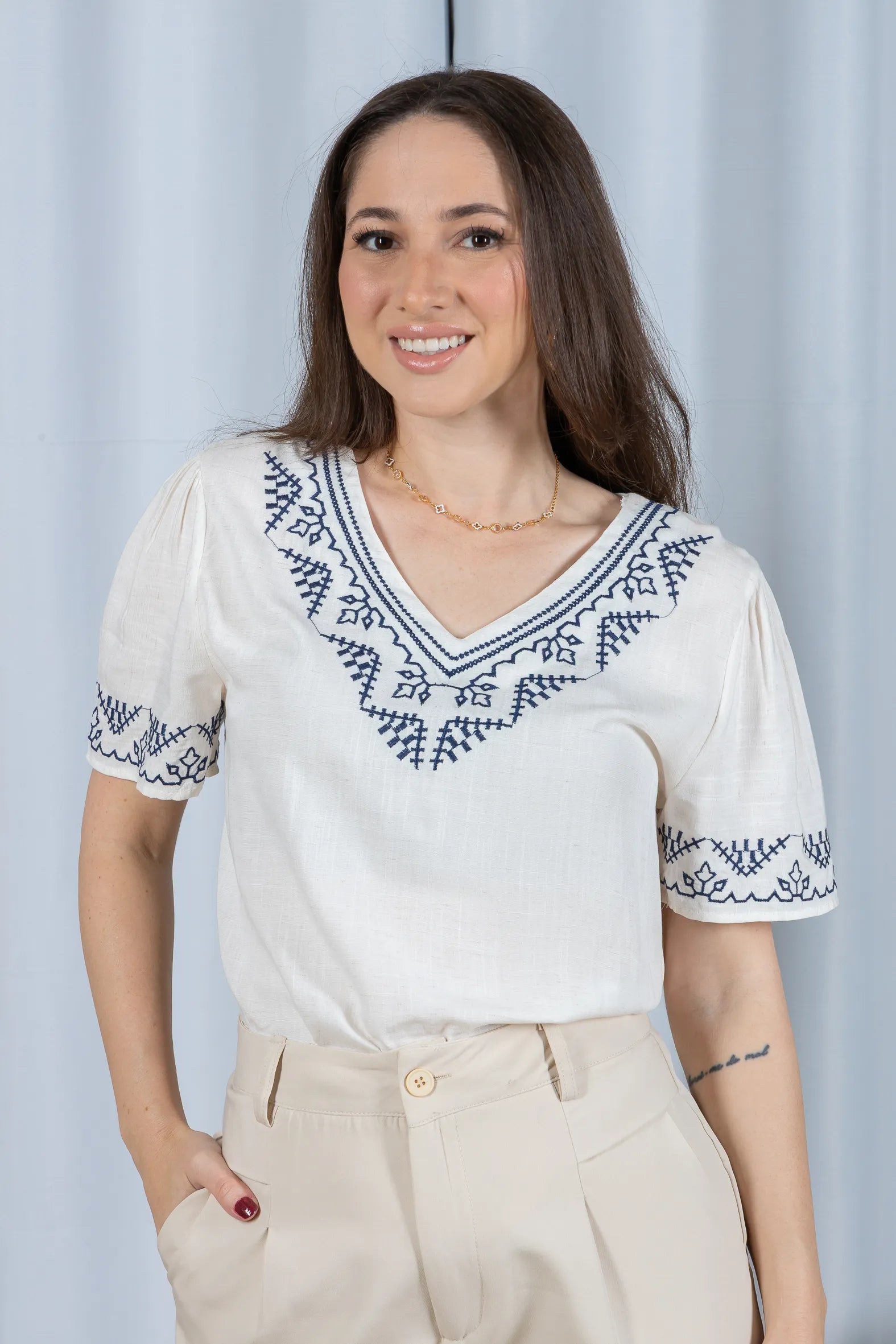 Blusa Manga Curta Detalhe Colo Bordado Visco Linho Jaqueline Branca