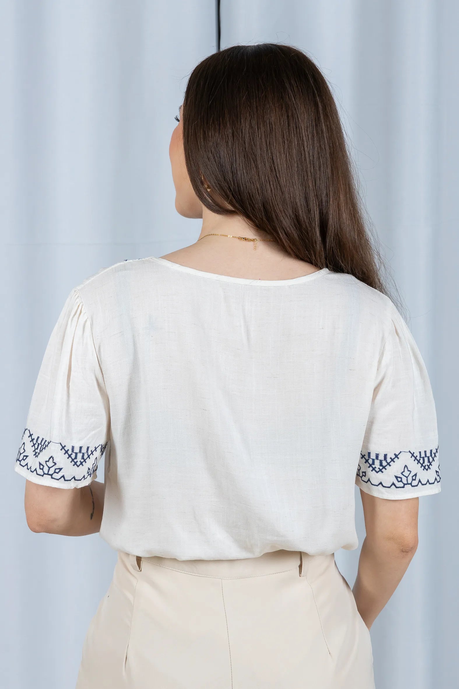 Blusa Manga Curta Detalhe Colo Bordado Visco Linho Jaqueline Branca