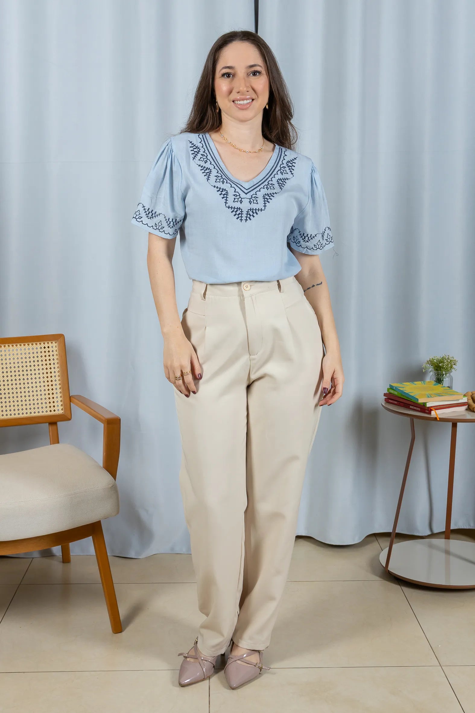 Blusa Manga Curta Detalhe Colo Bordado Visco Linho Jaqueline Azul