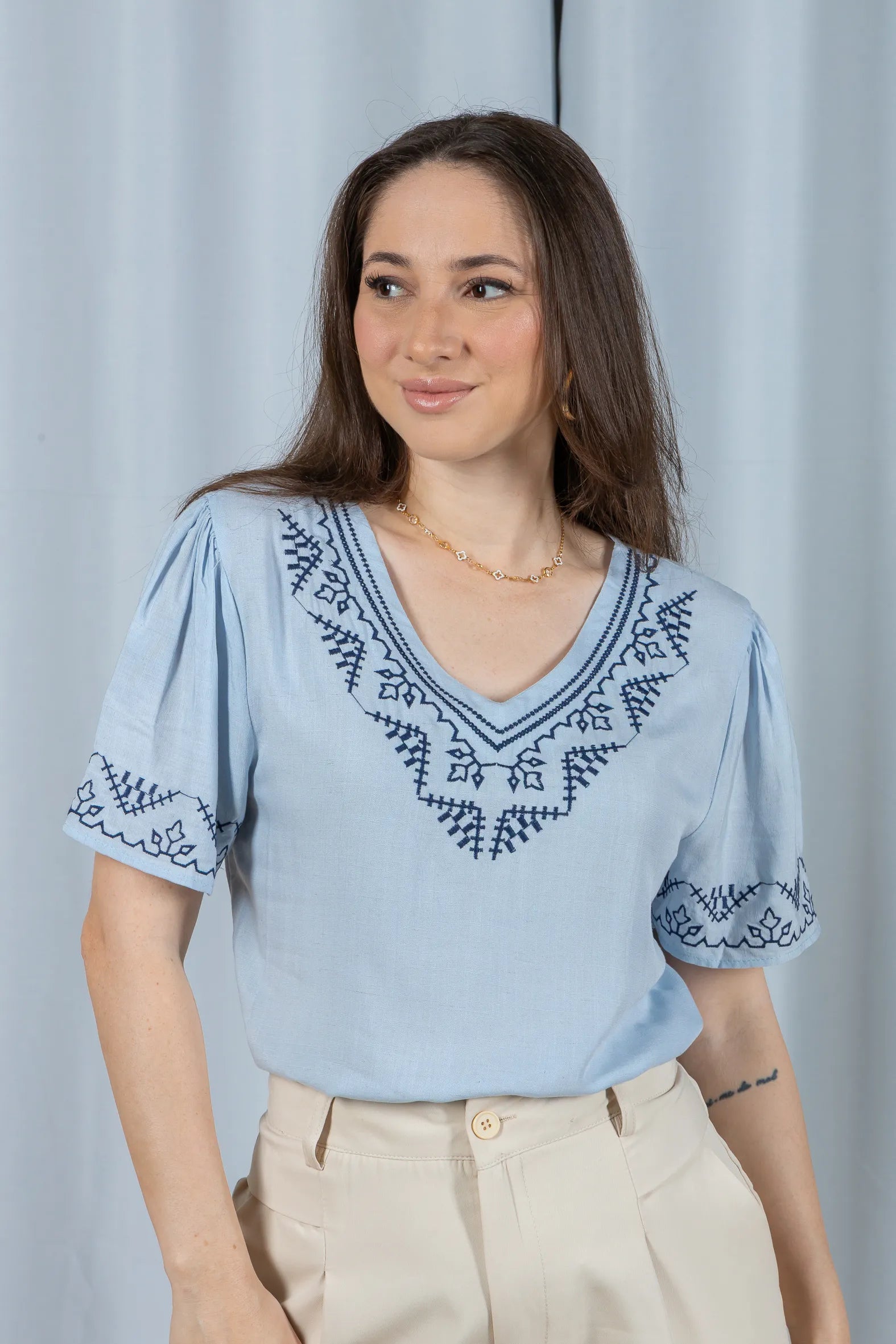Blusa Manga Curta Detalhe Colo Bordado Visco Linho Jaqueline Azul