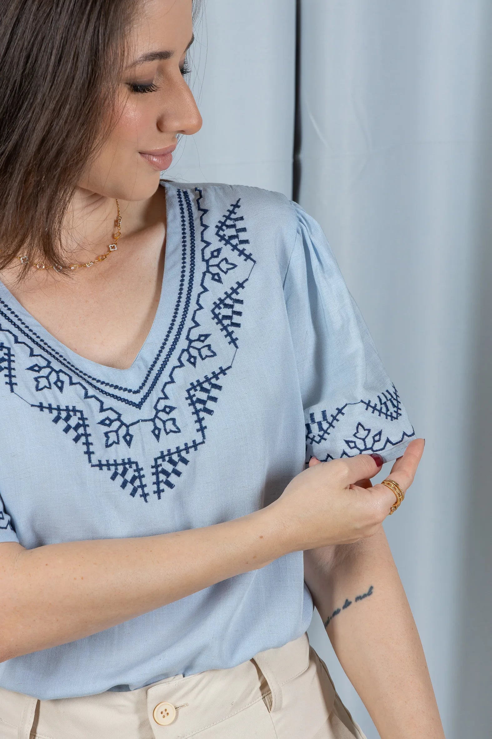 Blusa Manga Curta Detalhe Colo Bordado Visco Linho Jaqueline Azul