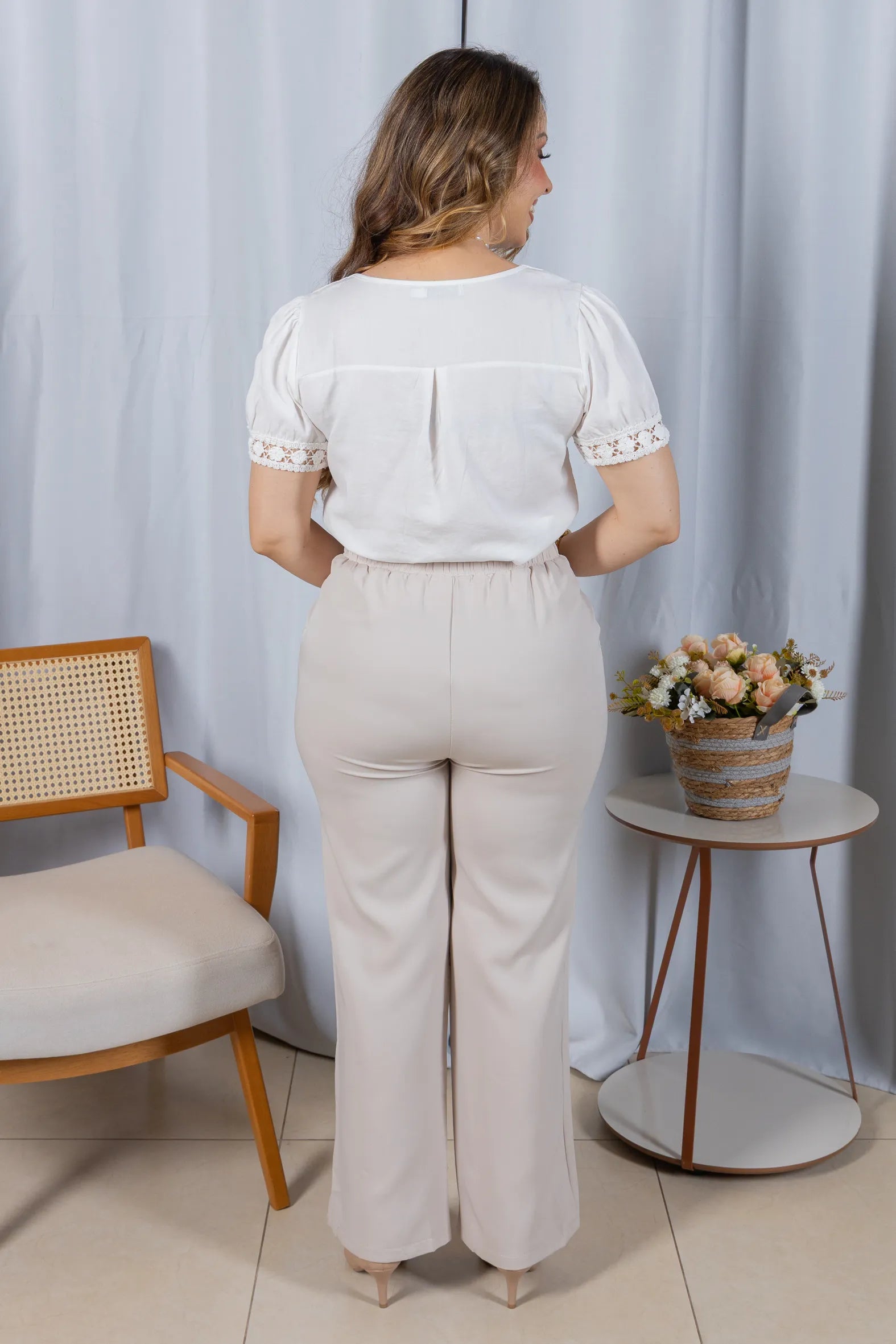 Blusa Manga Curta em Cotton Mix com Detalhe em Crochê Paula Branca