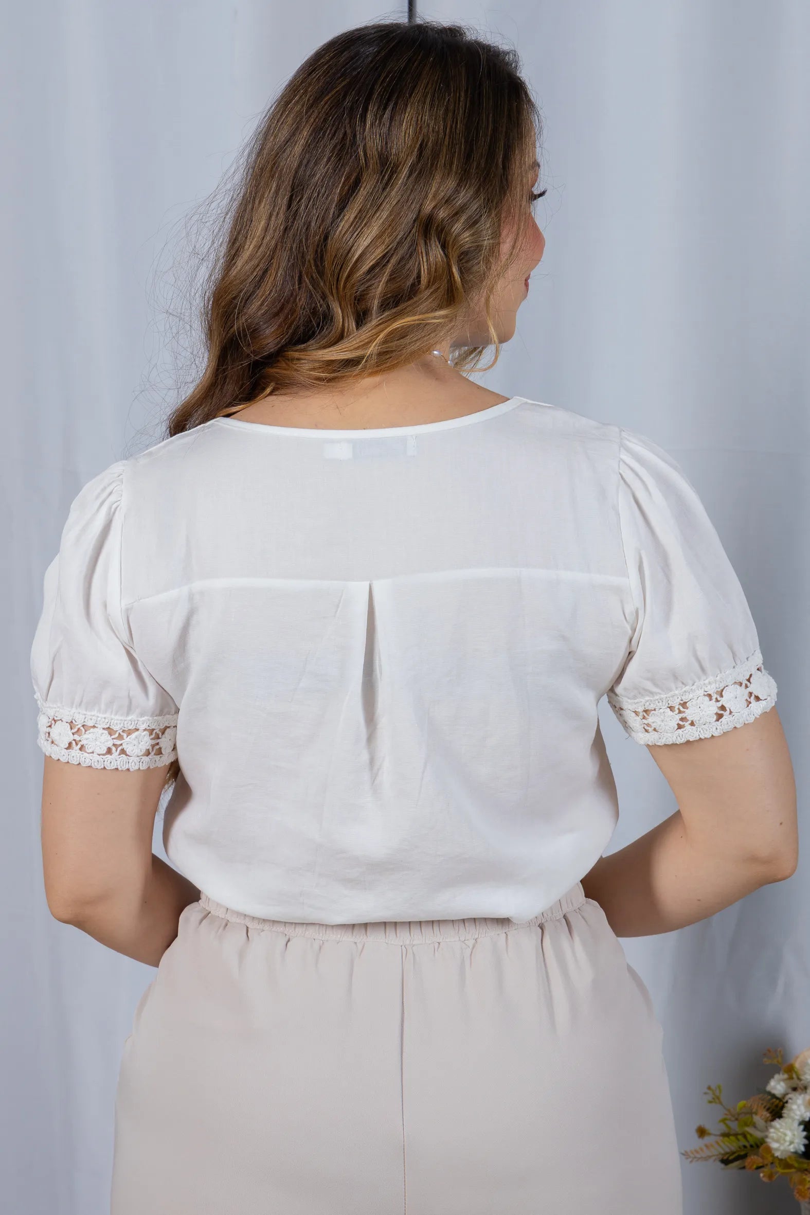 Blusa Manga Curta em Cotton Mix com Detalhe em Crochê Paula Branca