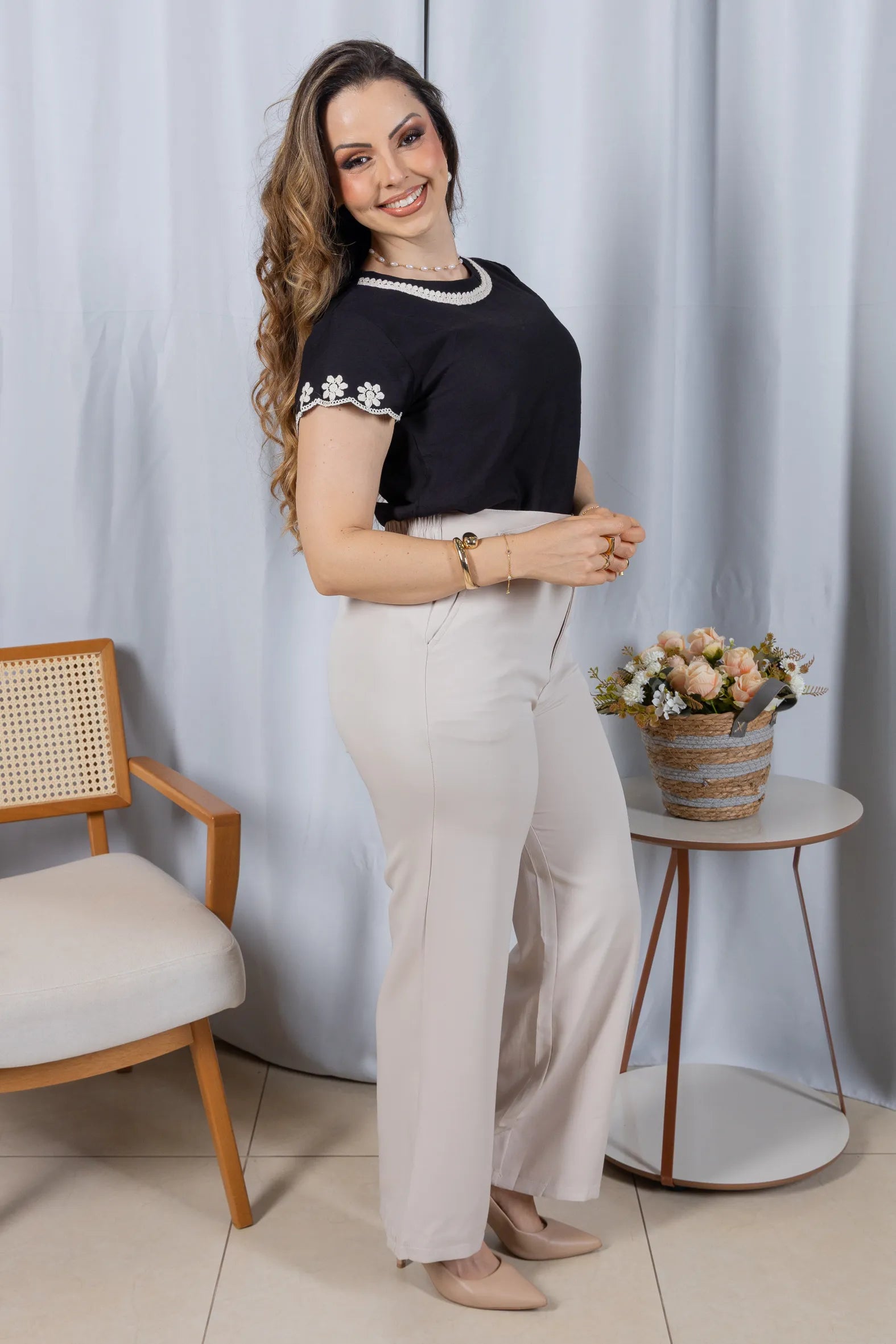 Blusa Manga Curta em Visco Soft com Detalhes Delicados Karina Preta