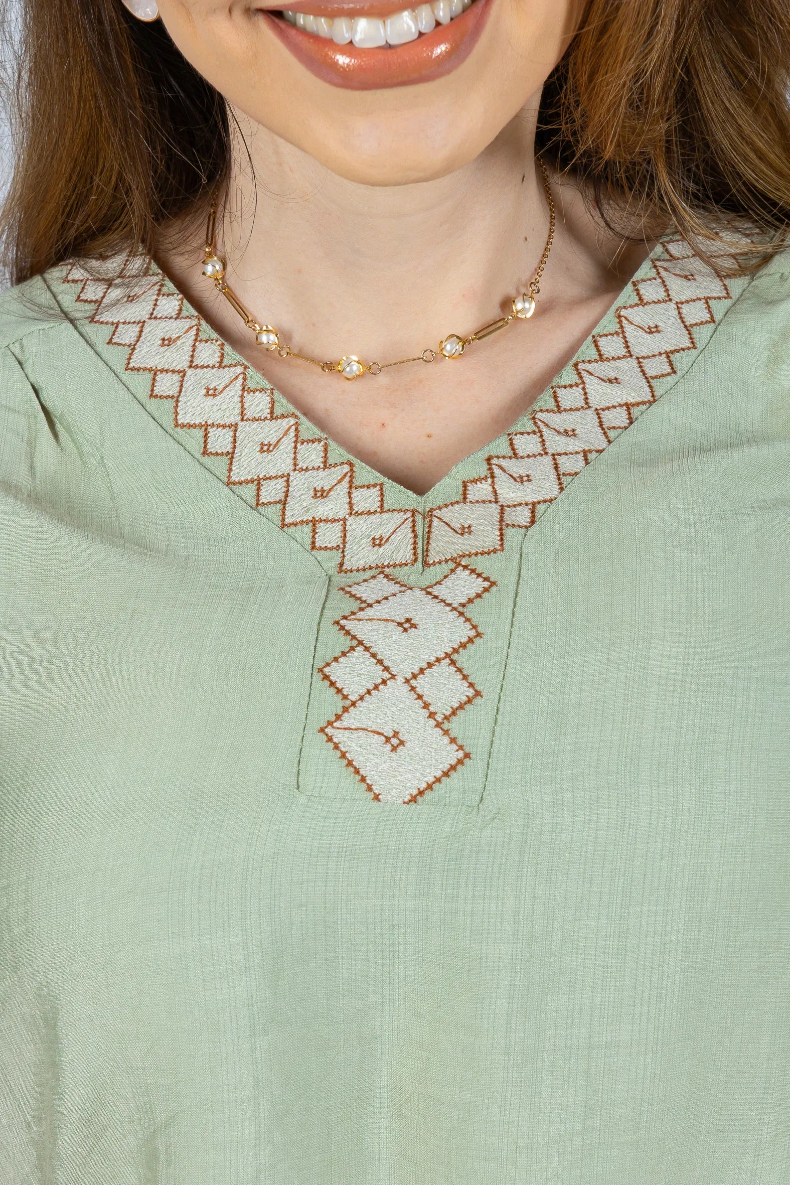 Blusa Manga Curta Detalhe Decote "V" Bordada Visco Brise Clarice Verde