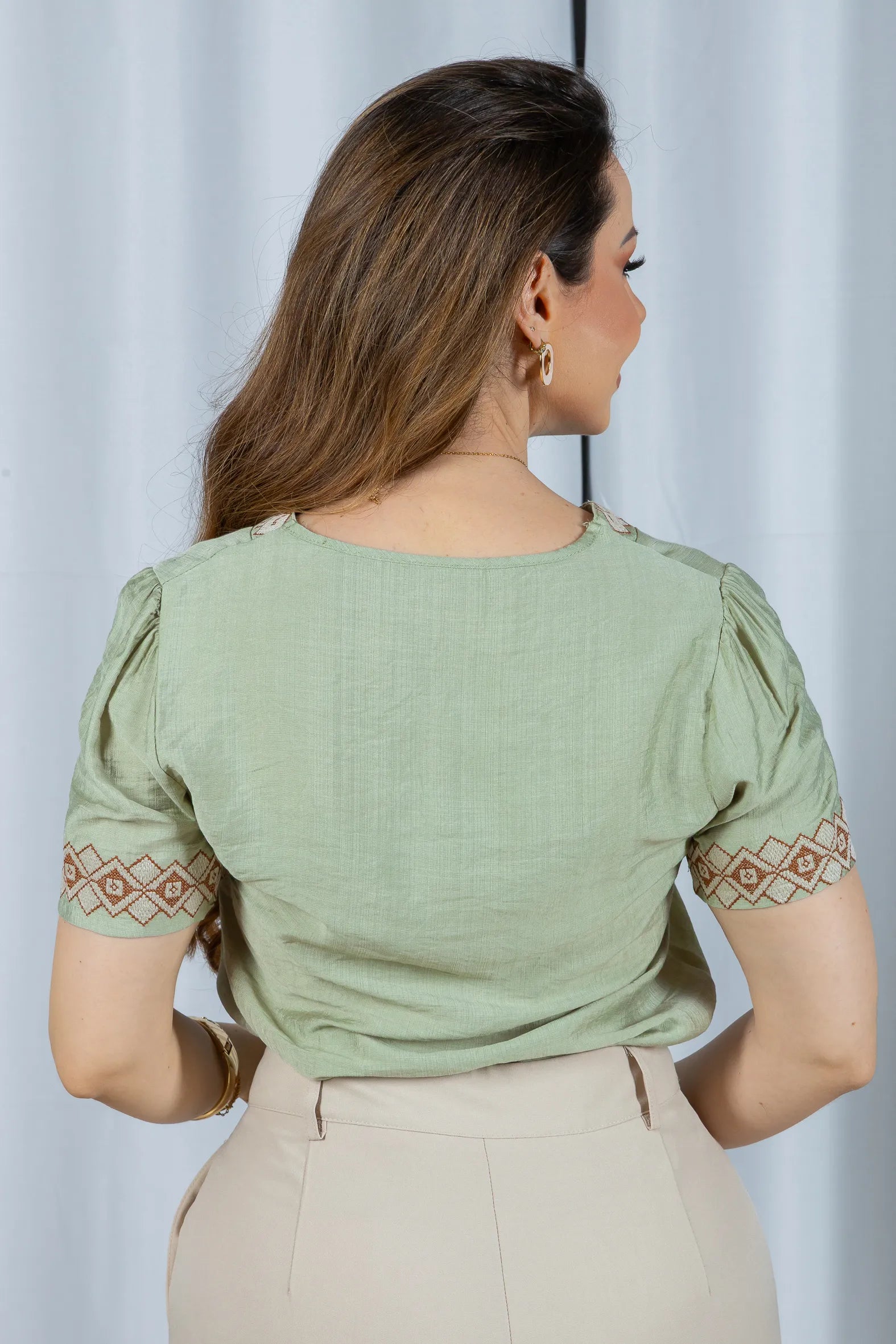 Blusa Manga Curta Detalhe Decote "V" Bordada Visco Brise Clarice Verde
