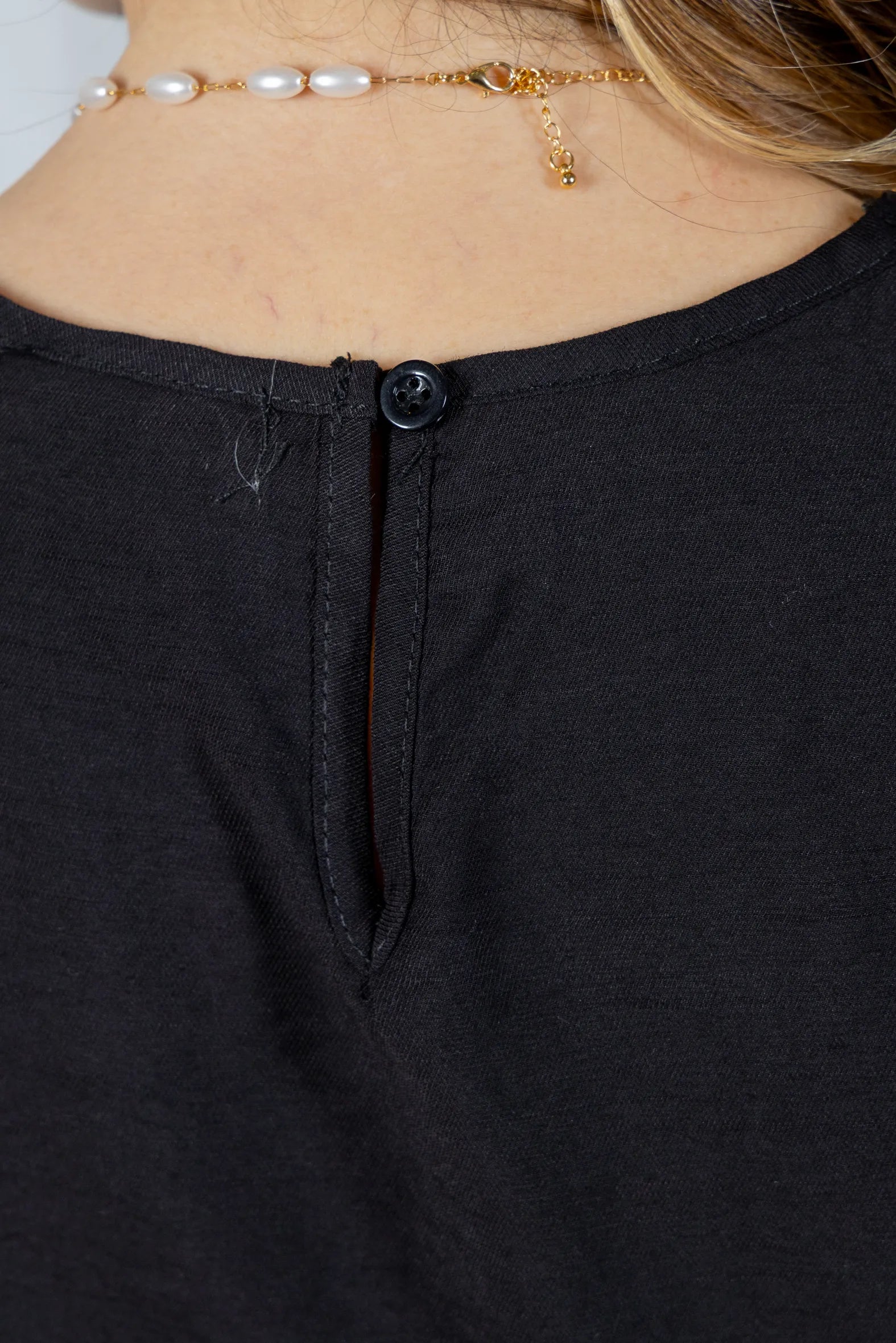 Blusa Manga Curta em Visco Soft com Detalhes Delicados Karina Preta
