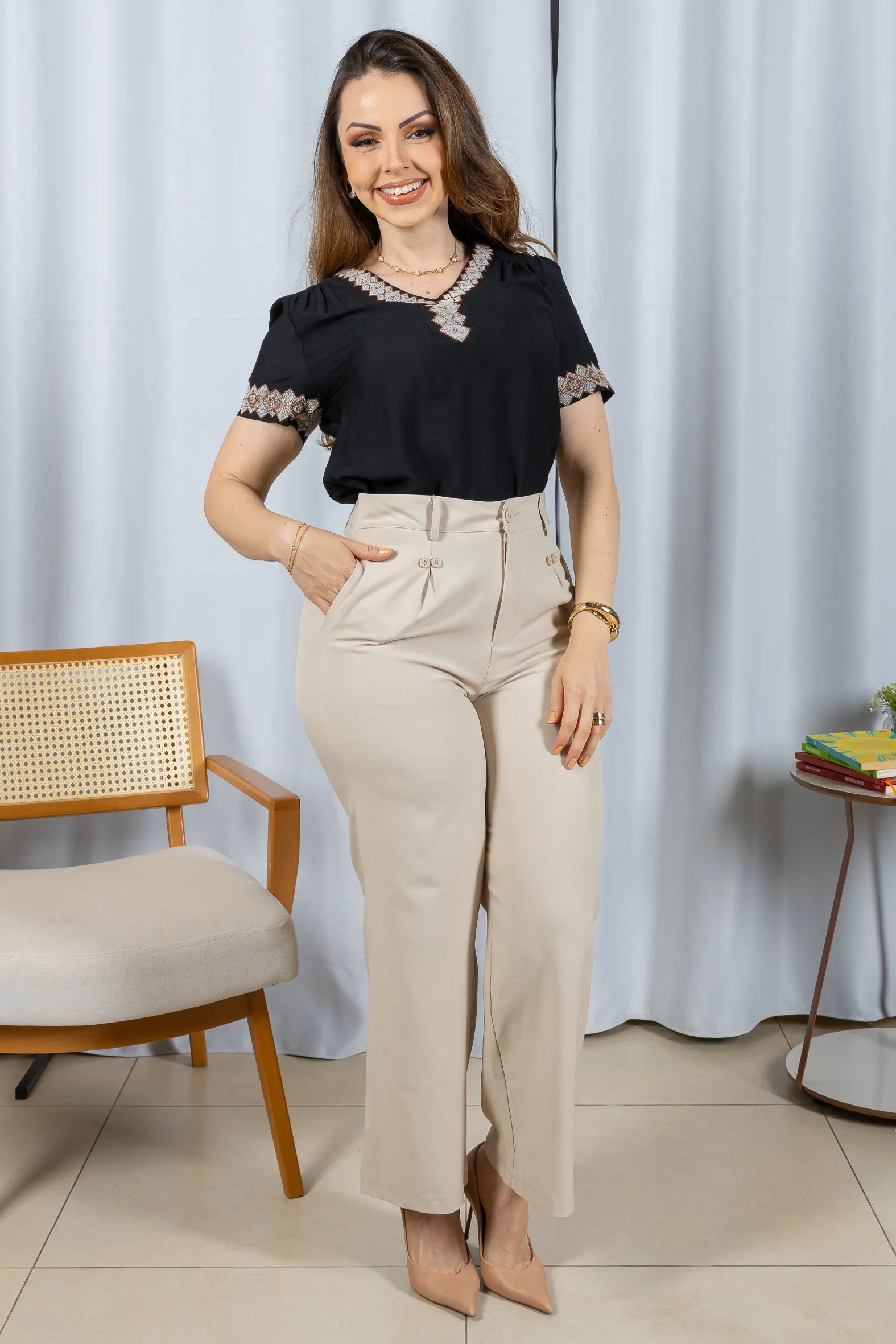 Conjunto: Blusa Manga Curta Detalhe Decote "V" Bordada Visco Brise Clarice Preta + Calça Pantalona Detalhe Botões Crepe Alfaiataria Larissa Bege