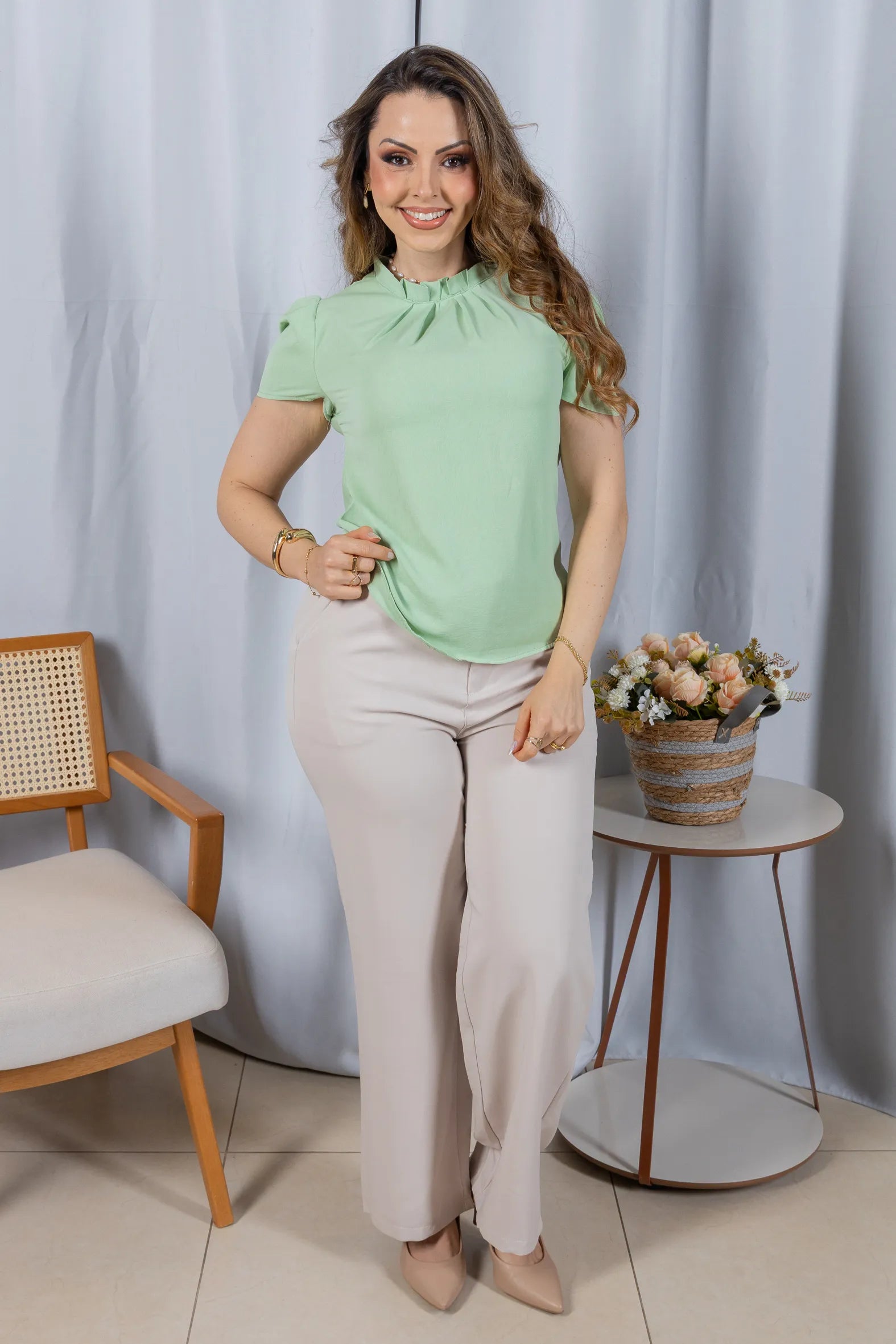 Blusa Manga Curta em Crepe Classic com Meia Gola e Pregas Dalila Verde