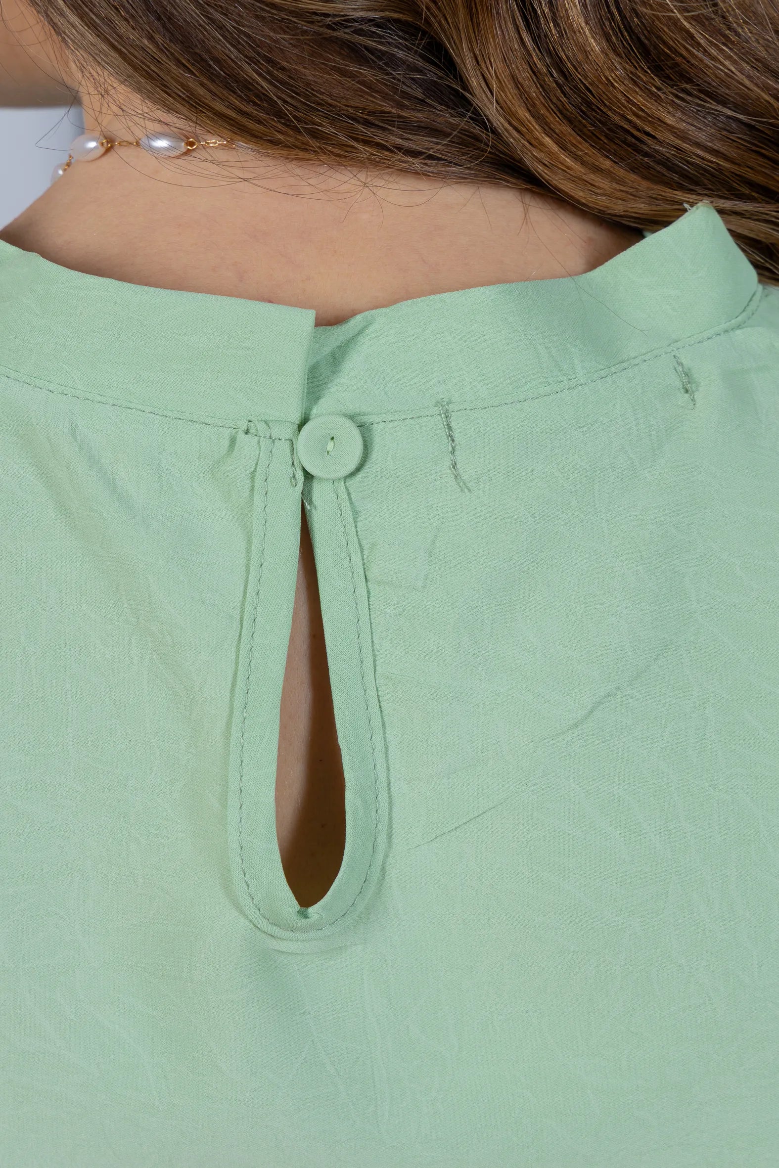 Blusa Manga Curta em Crepe Classic com Meia Gola e Pregas Dalila Verde