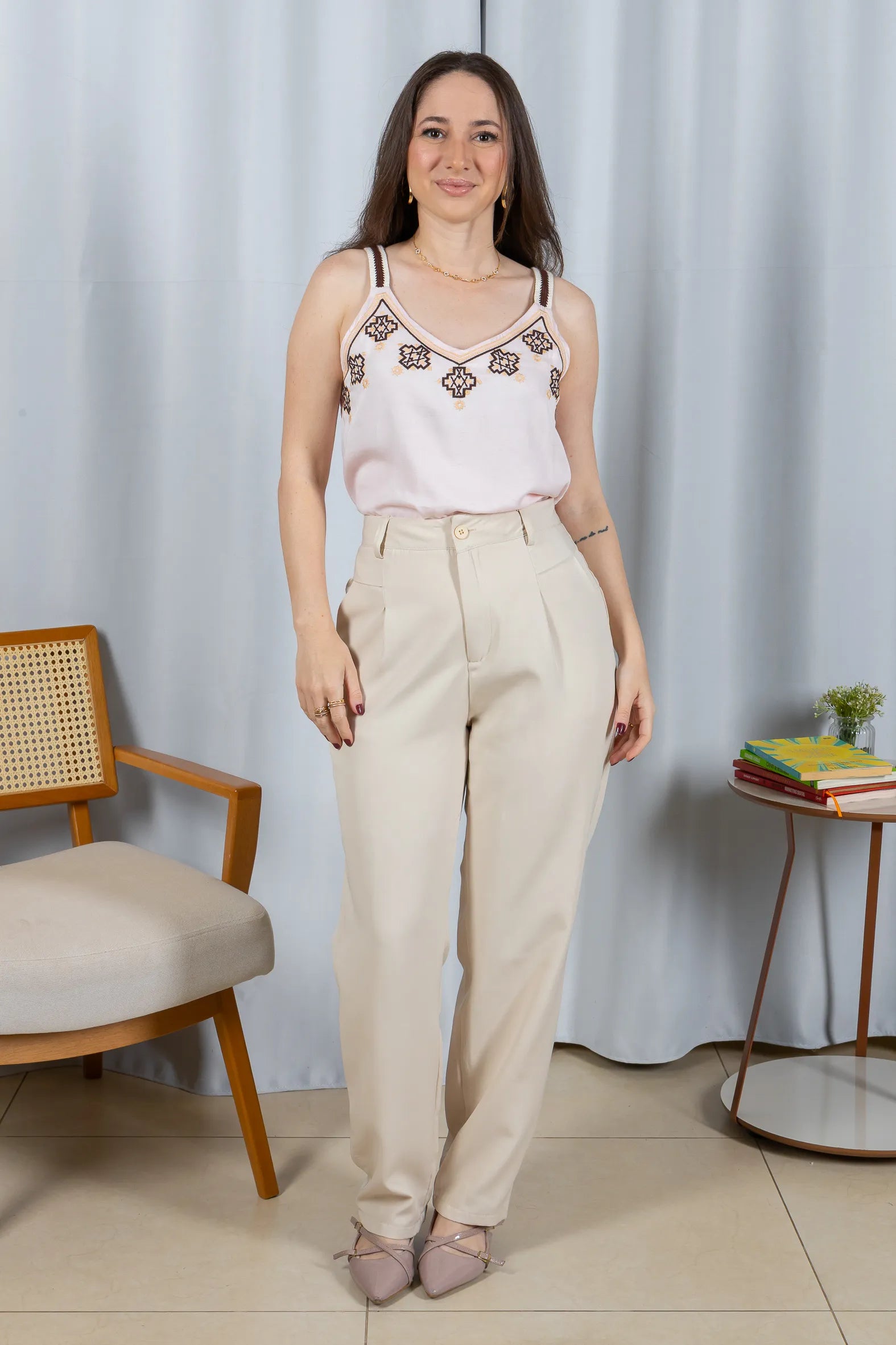 Conjunto: Regata Detalhe Bordado Decote Busto Visco Linho Luciana Rosa + Calça Corte Reto Alfaiataria Detalhe Bolso Adriana Esteves Creme