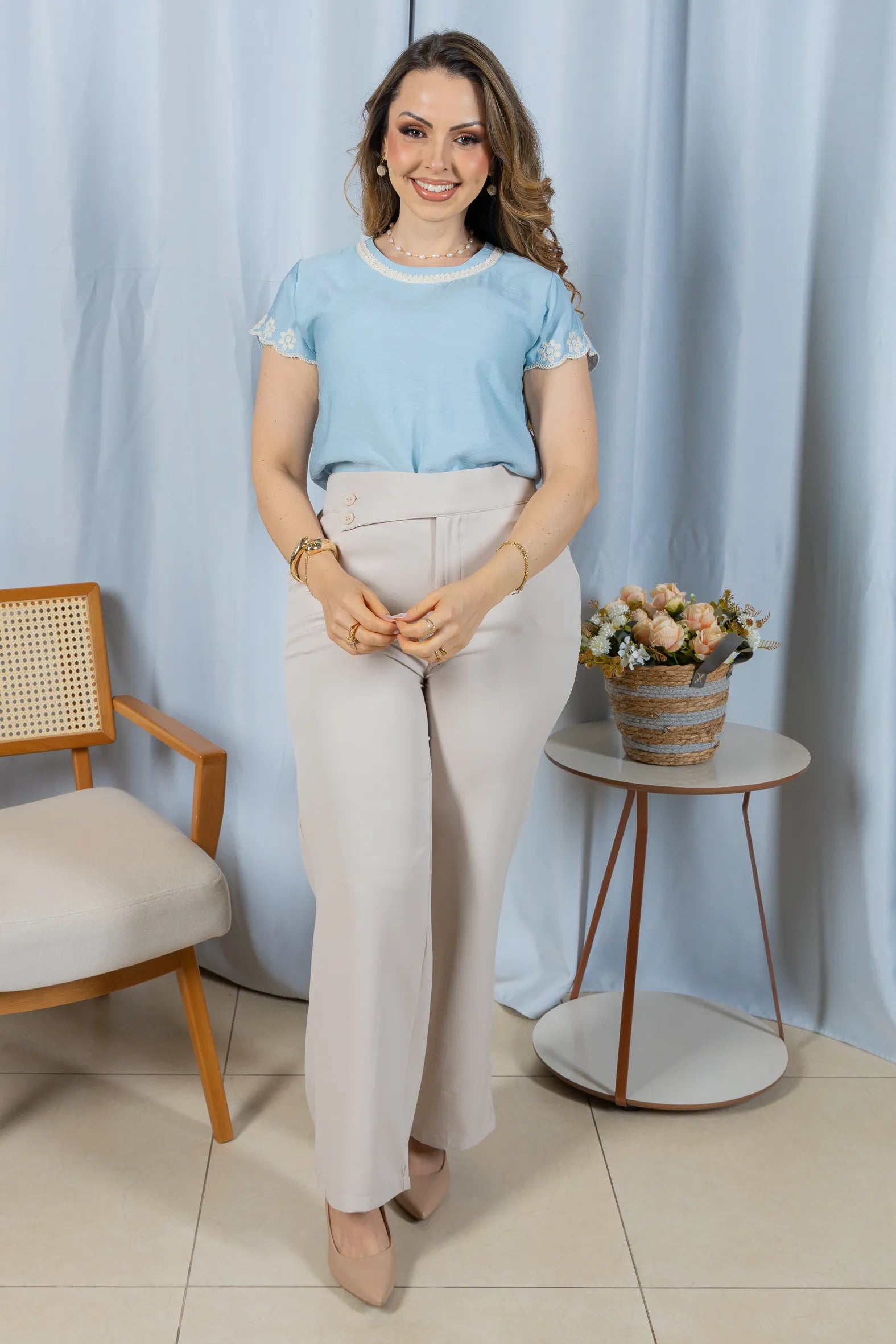 Blusa Manga Curta em Visco Soft com Detalhes Delicados Karina Azul