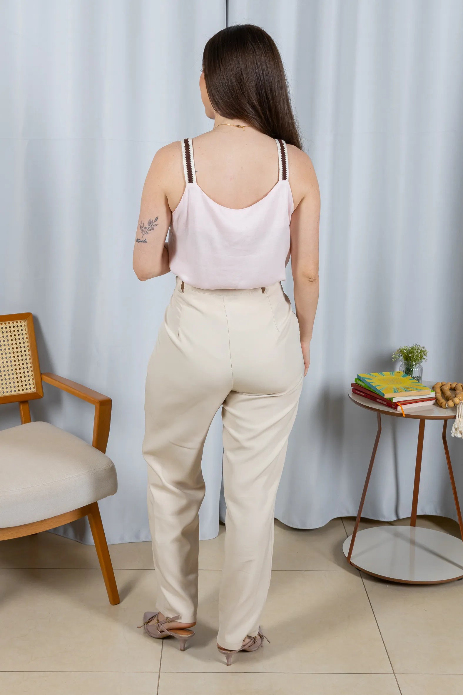 Conjunto: Regata Detalhe Bordado Decote Busto Visco Linho Luciana Rosa + Calça Corte Reto Alfaiataria Detalhe Bolso Adriana Esteves Creme