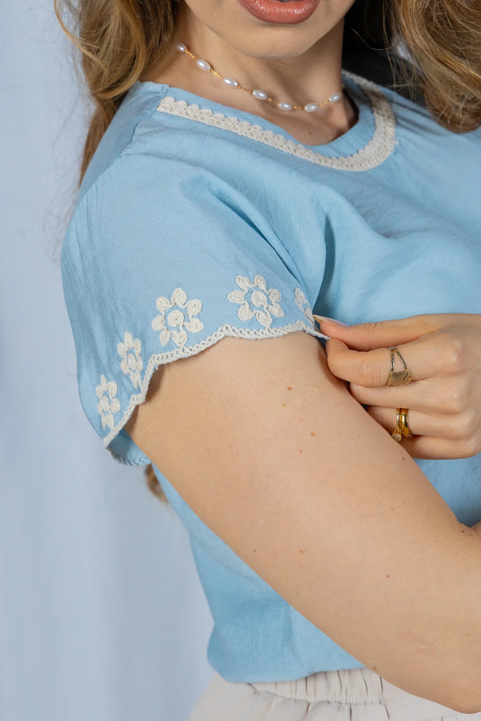 Blusa Manga Curta em Visco Soft com Detalhes Delicados Karina Azul