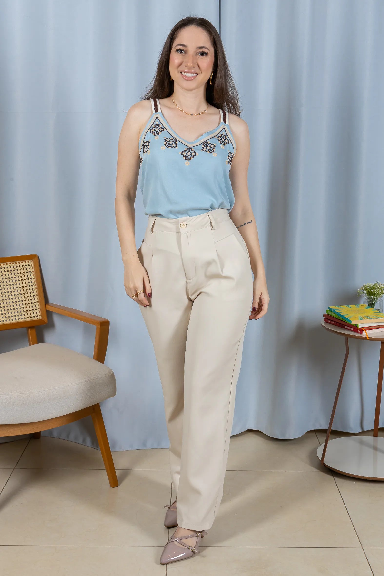 Conjunto: Regata Detalhe Bordado Decote Busto Visco Linho Luciana Azul + Calça Corte Reto Alfaiataria Detalhe Bolso Adriana Esteves Creme